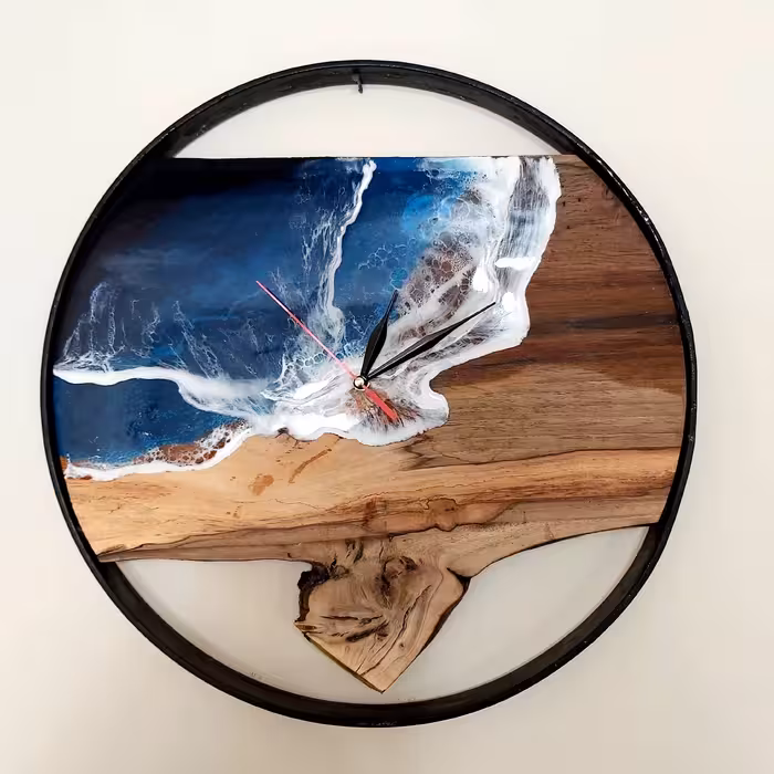 ساعت دیواری چوب و رزین طرح دریا با قاب فلزی