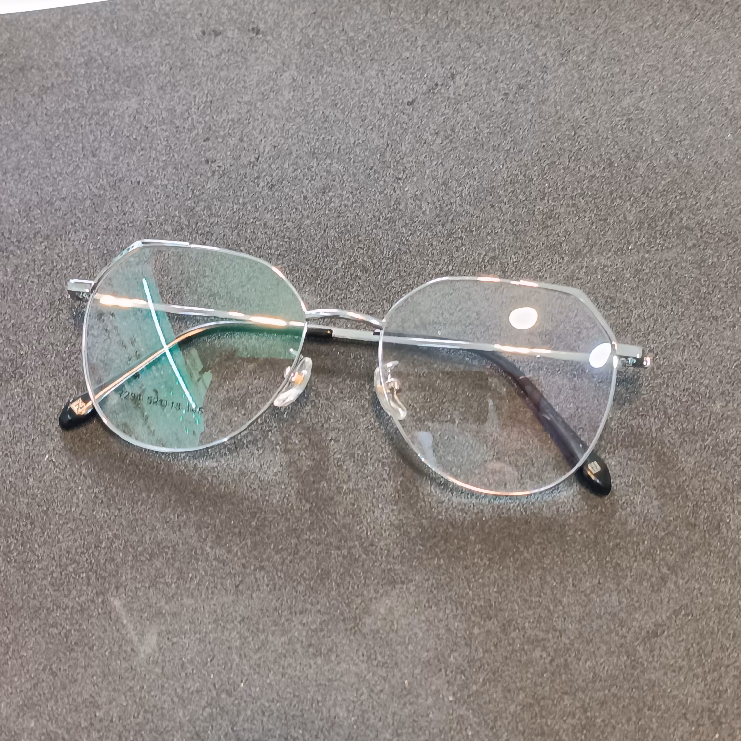 عینک آنتی بلوکات uy420مخصوص کار با کامپیوتر و گوشی موبایل جنسیت فریم تمام قاب فلزی جنسیت عدسی پلاستیک آنتی رفلکس uy400