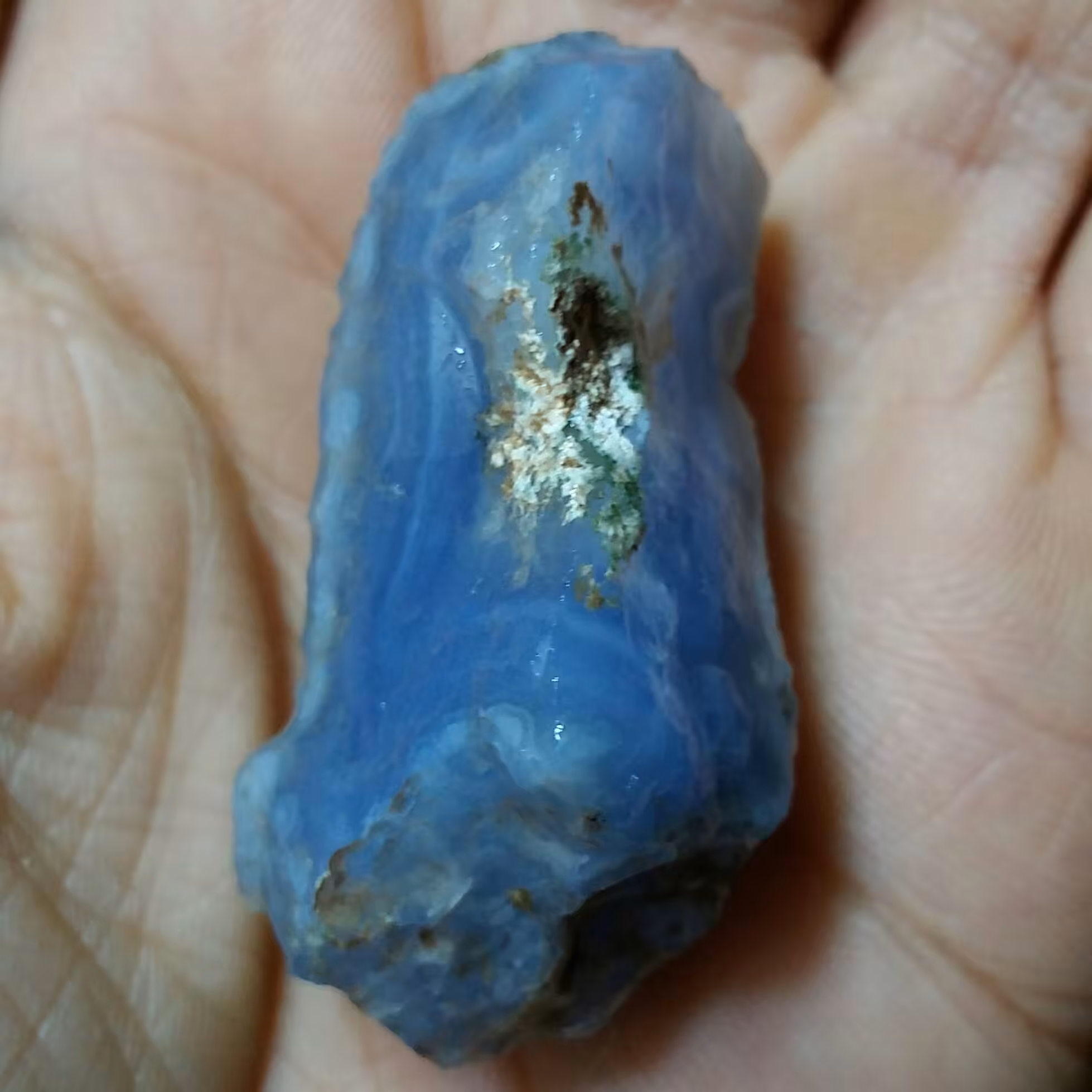 سنگ راف عقیق آبی پر رنگ محشر 
100درصد طبیعی شاهکاااار خلقت خااااص