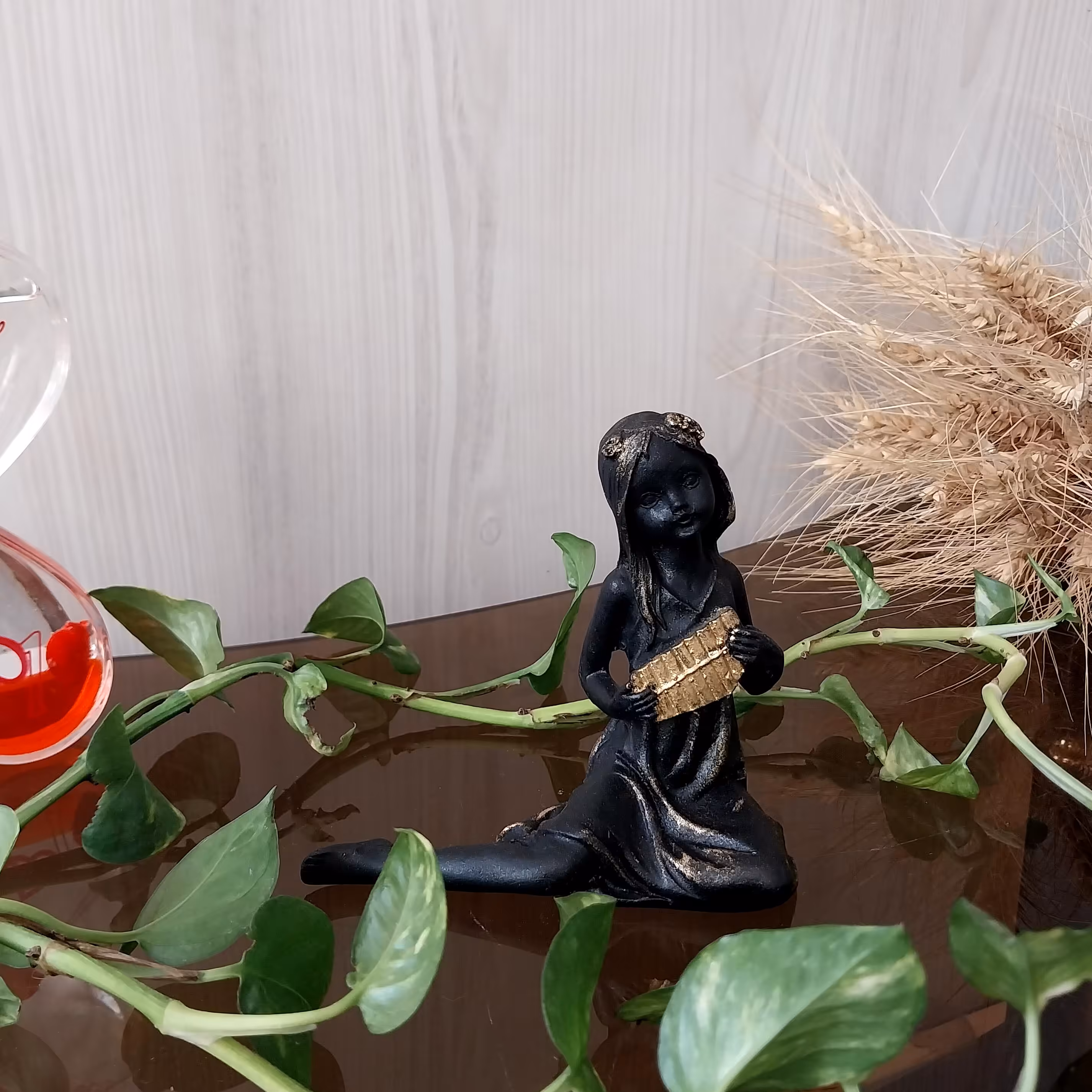 مجسمه دکوری تزیینی  دختر  ساز زن  پلی استر 