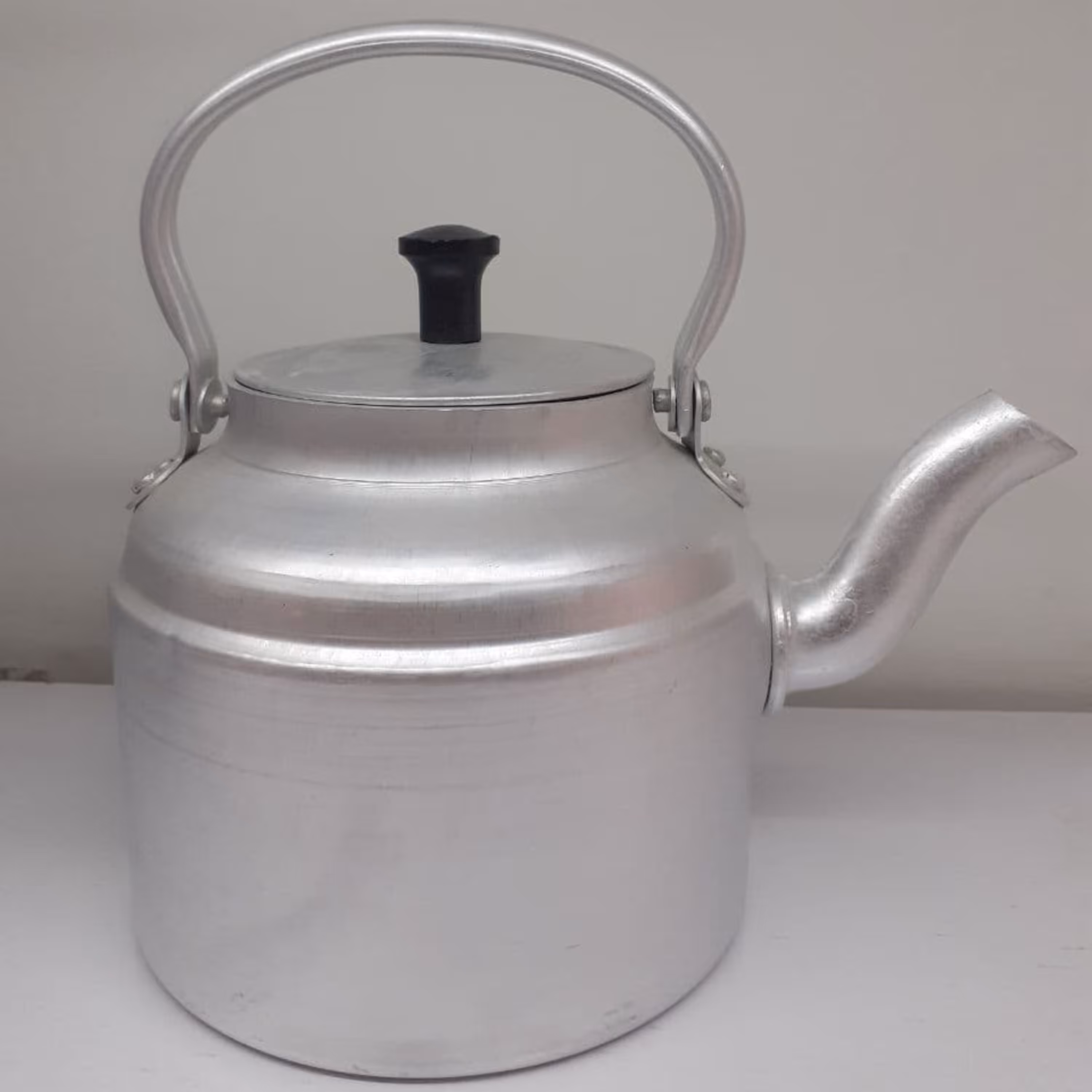 کتری  روحی سفید آلومینیومی حجم کتری یک ونیم لیتر ورق ضخیم سایز25برند معتبرمهتاب 