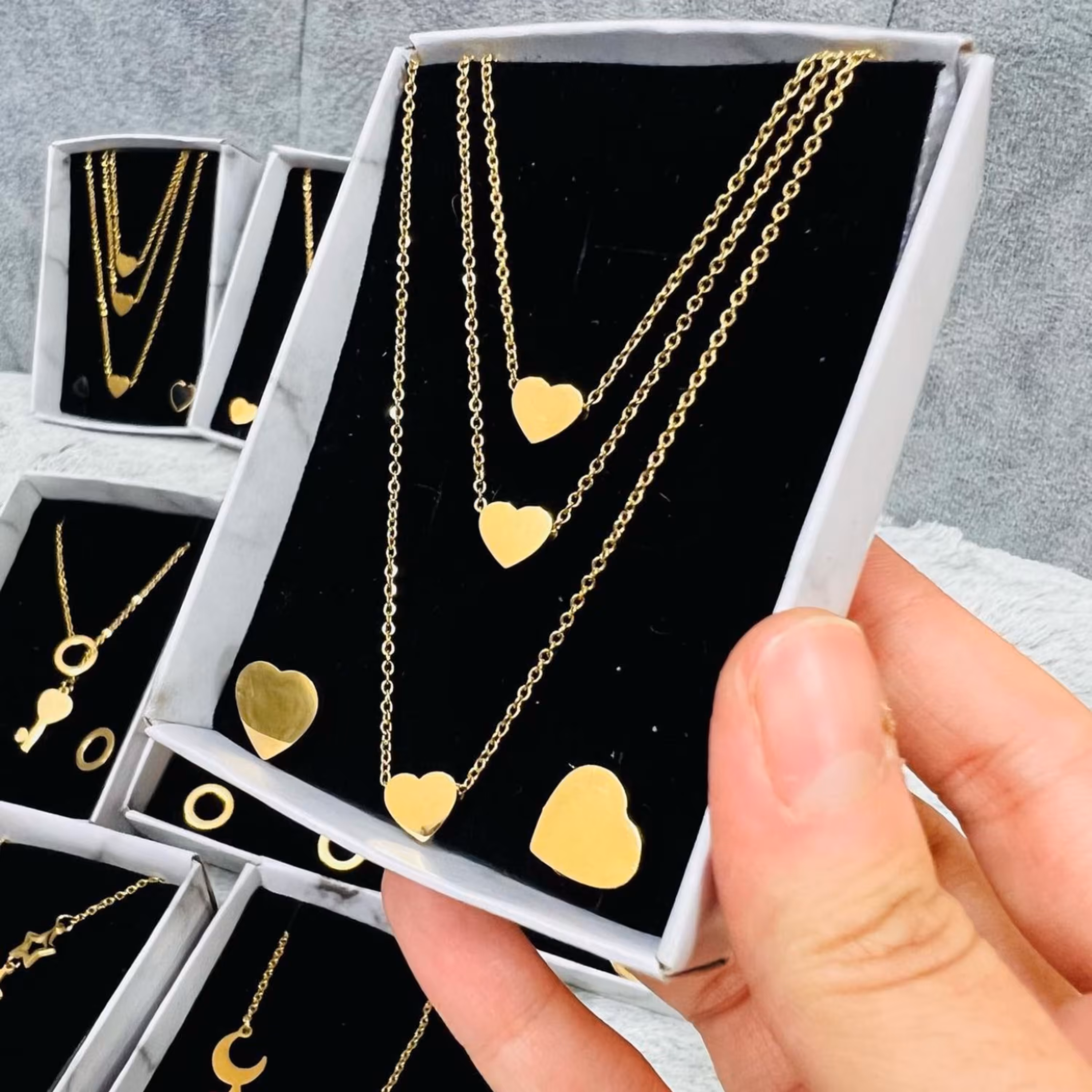 نیم ست طرح قلب با گردنبند سه لاین و گلگوش قلب رنگ ثابت