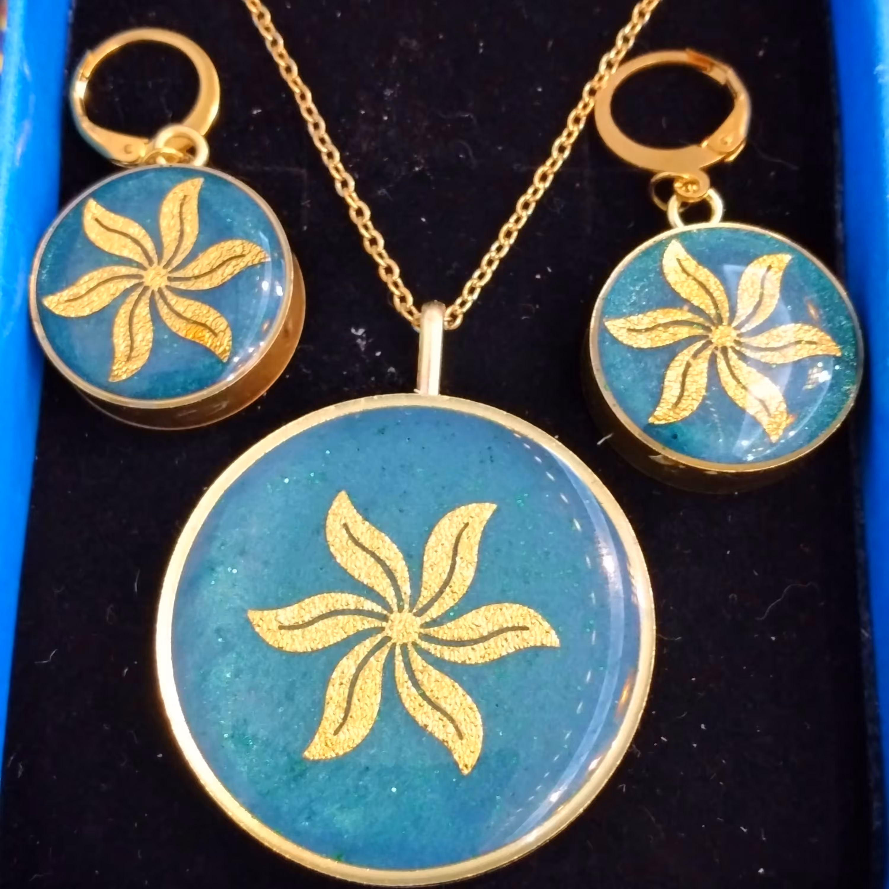 نیم ست رزینی با قاب برنجی و زنجیر  استیل رنگ ثابت مدل استیکر گل