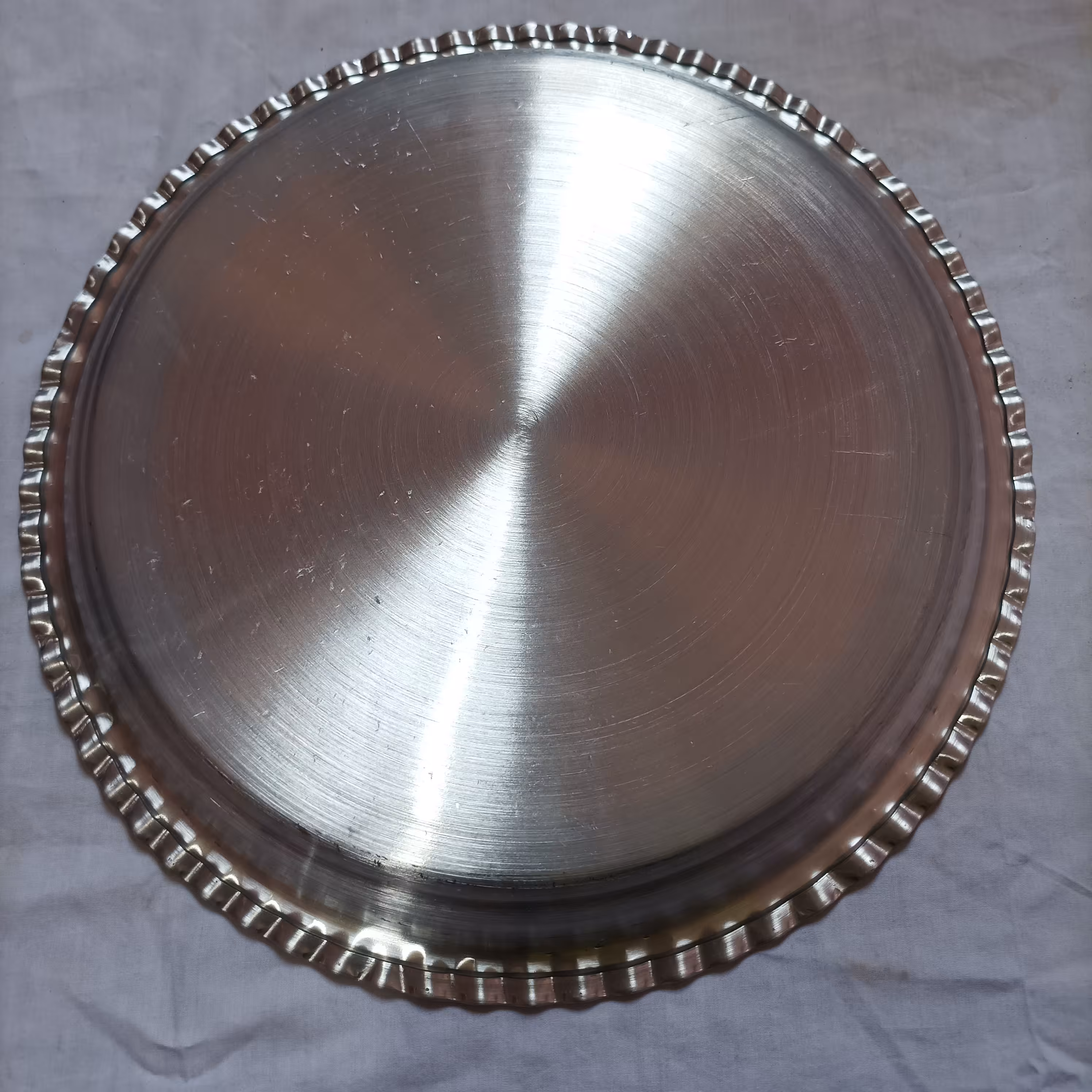 سینی کنگره روحی37 سانتیمتری رنگ نقرهای  وزن ان 500 گرم