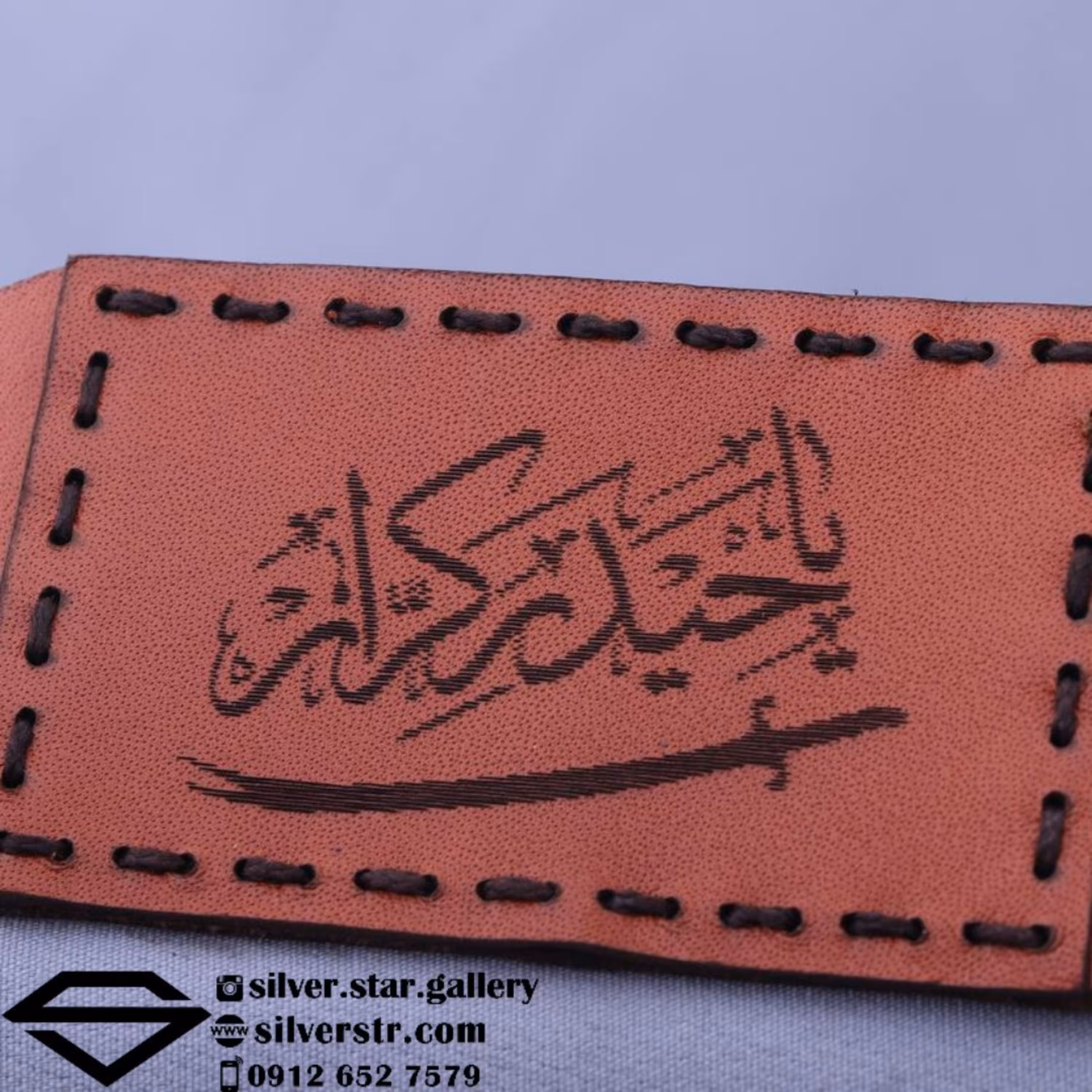 بازوبند چرم طبیعی گاوی  همراه با حرز دست نویس روی پوست آهو