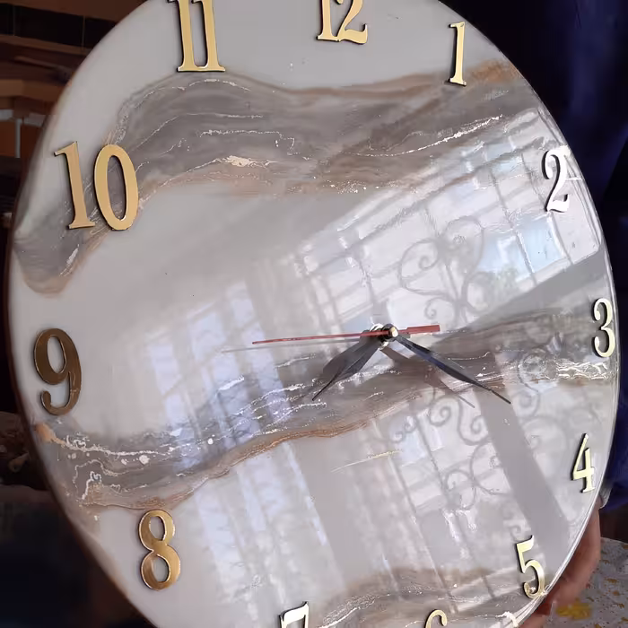 ساعت رزینی طرح روسی سایز 40 سانت رنگ کرم طلایی ،موتور تایوانی 