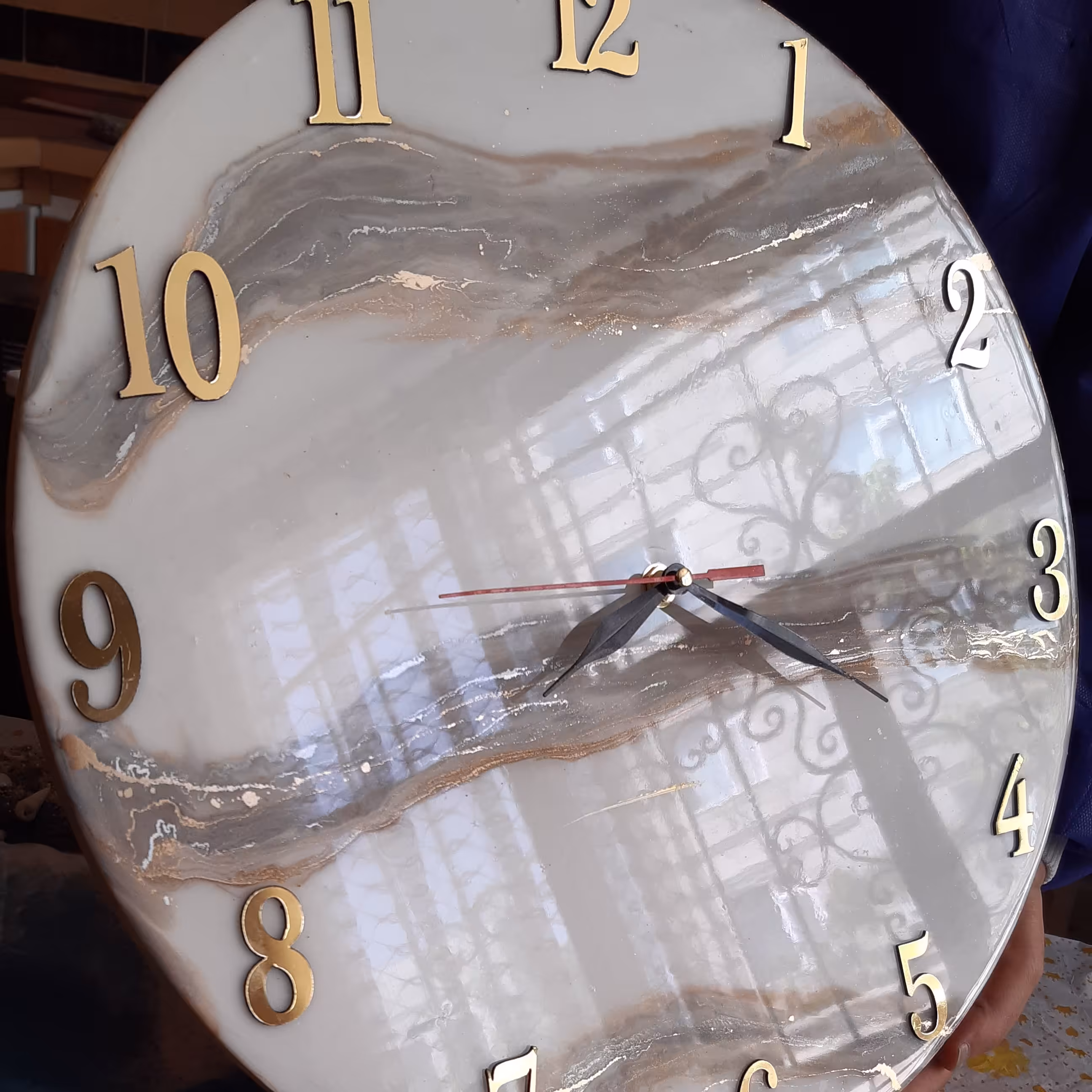 ساعت رزینی طرح روسی سایز 40 سانت رنگ کرم طلایی ،موتور تایوانی 