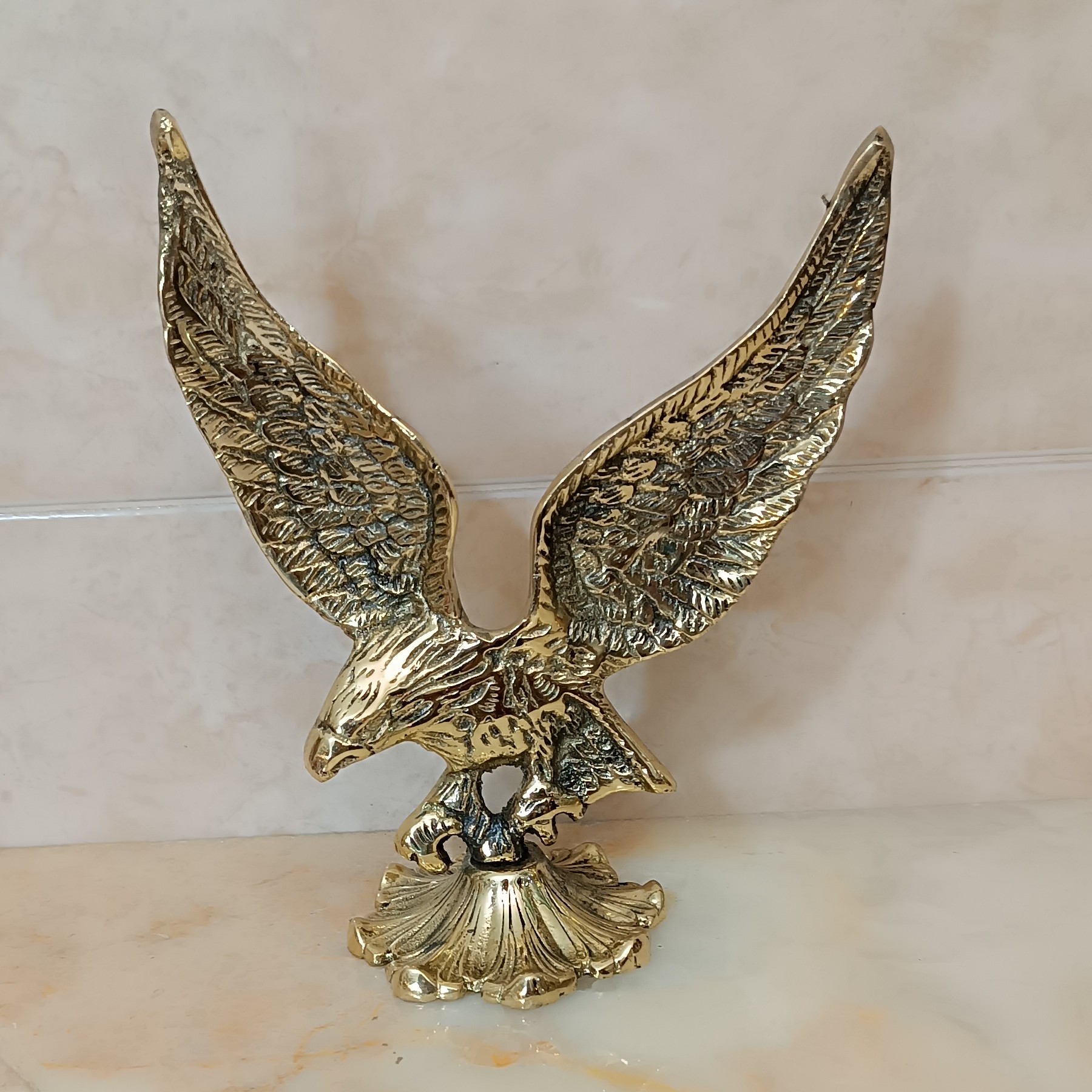 مجسمه برنجی و تزیینی و دکوری حیوانات طرح عقاب کد 315(مجسمه برنزی) ارسال رایگان 