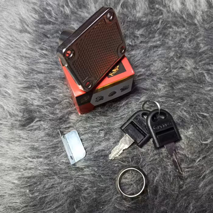 قفل کمدی دو پله جنس استیل مناسب برای درب های چوبی و ام دی اف دارای دو کلید 