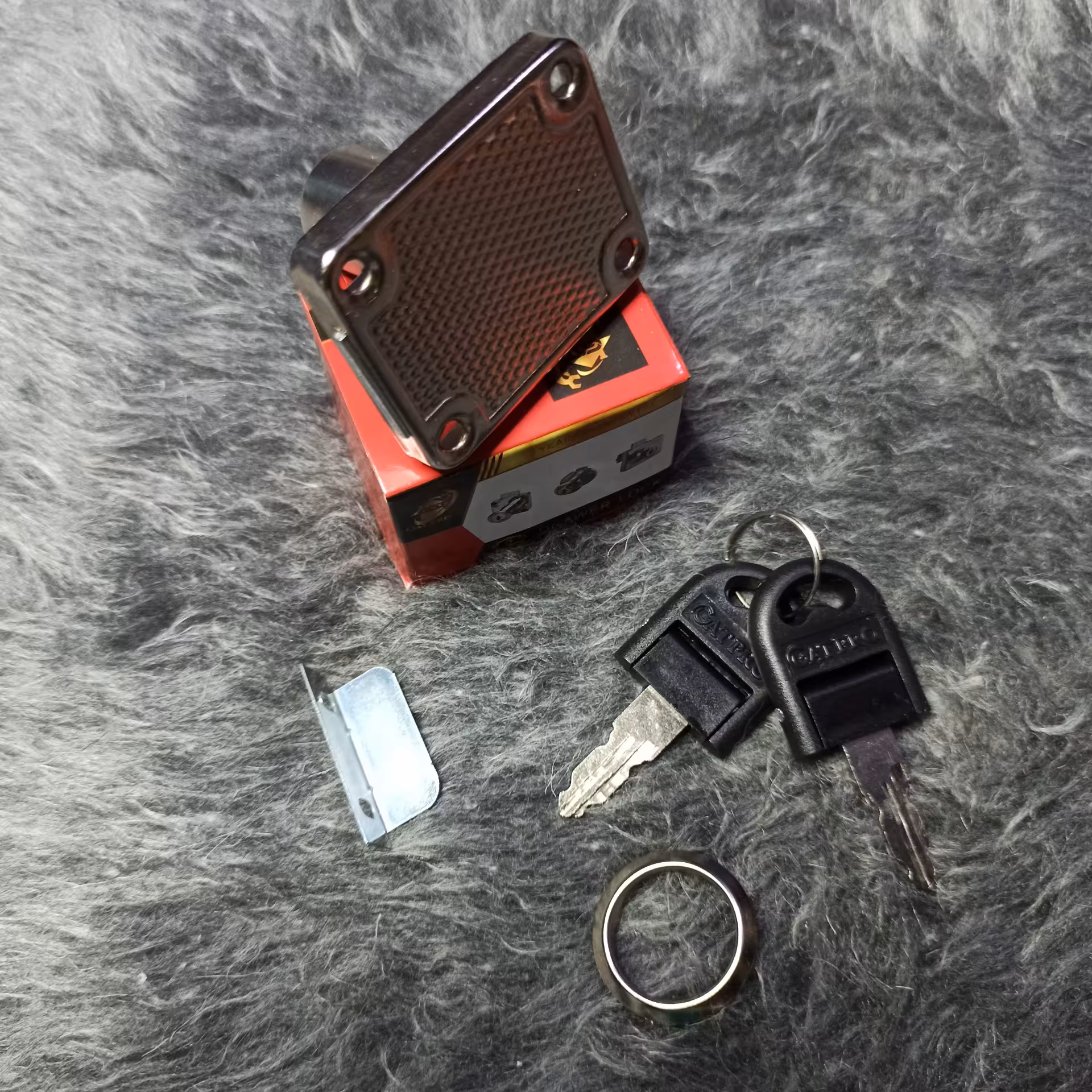 قفل کمدی دو پله جنس استیل مناسب برای درب های چوبی و ام دی اف دارای دو کلید 