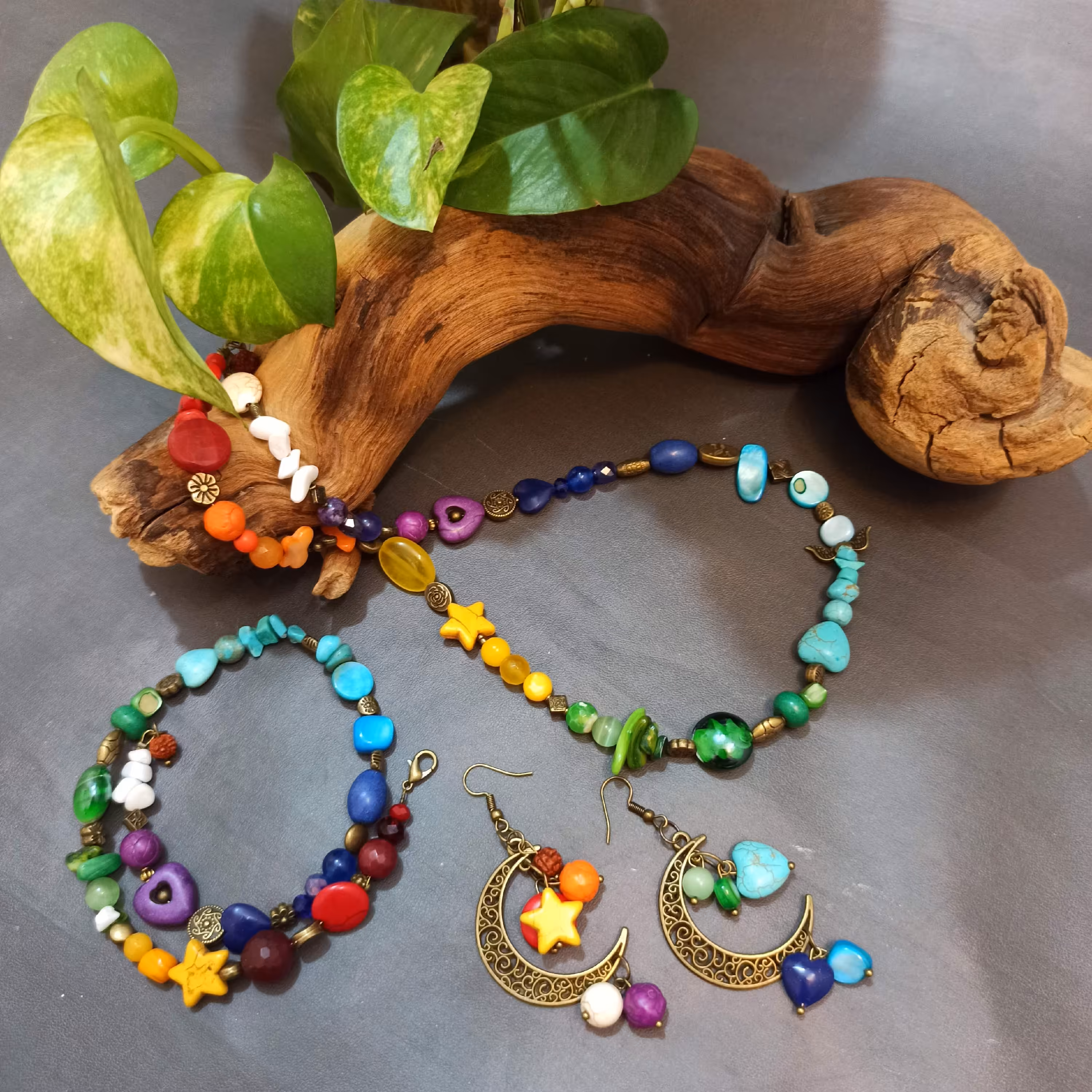 ست کامل  رنگی ساخته شده با سنگهای قیمتی،و نیمه قیمتی