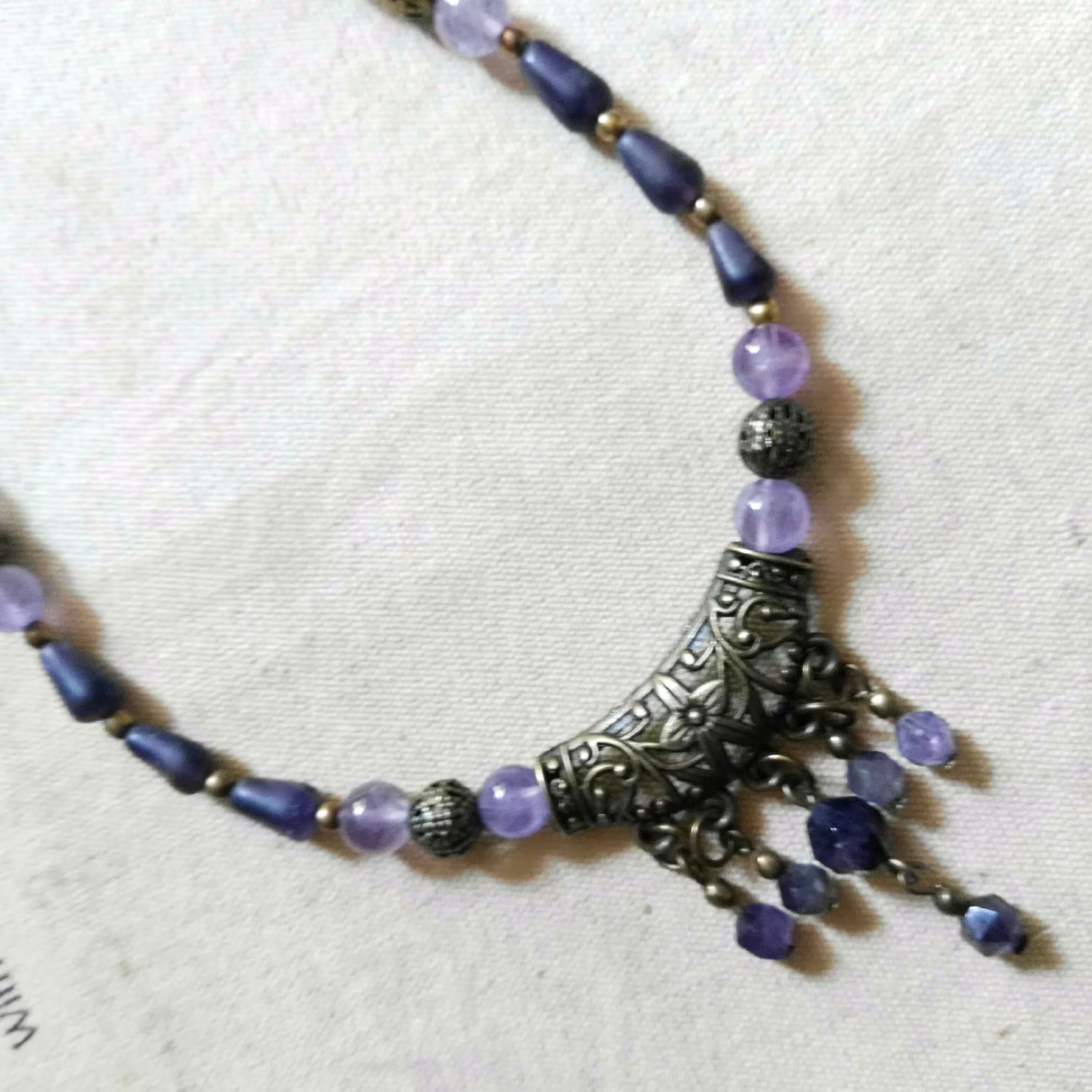 گردنبند طرح سنتی دستساز با گوهر طبیعی آمیتیس طرح اشک تراش دست و  گرد درجه A