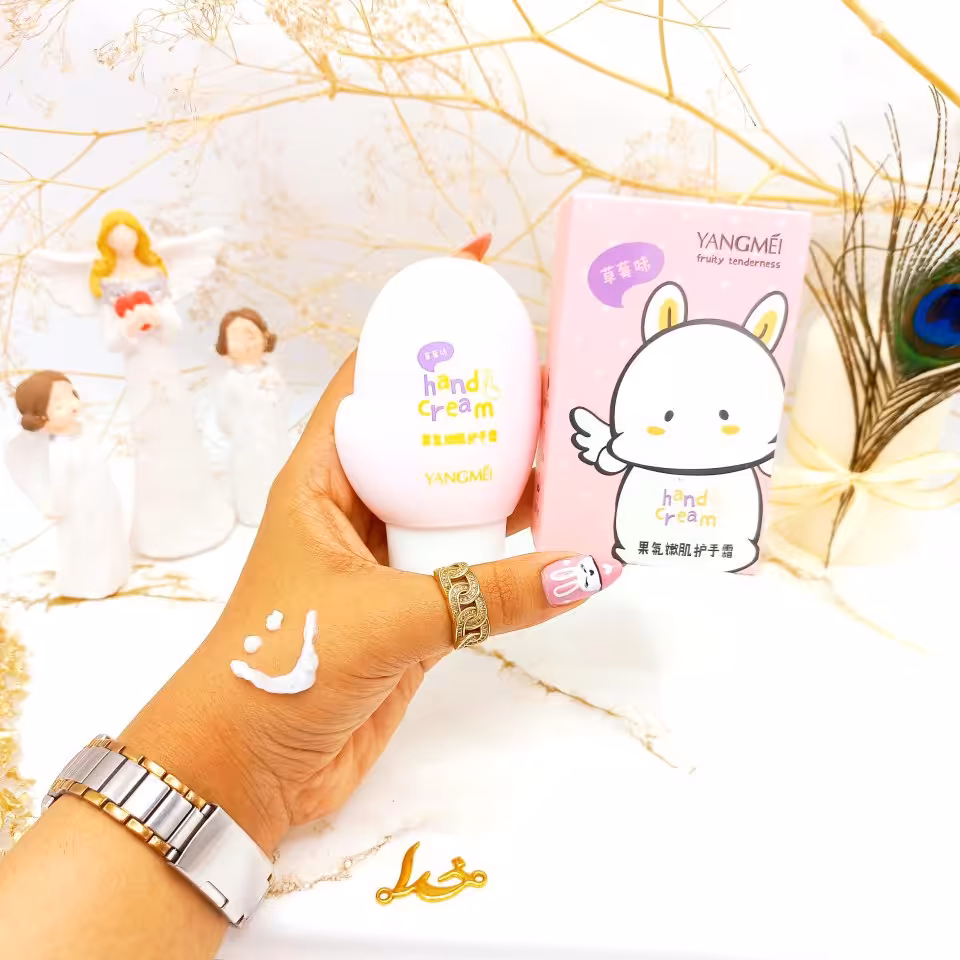 کرم دست مرطوب کننده رایحه توت فرنگی طرح دست یانگمی     