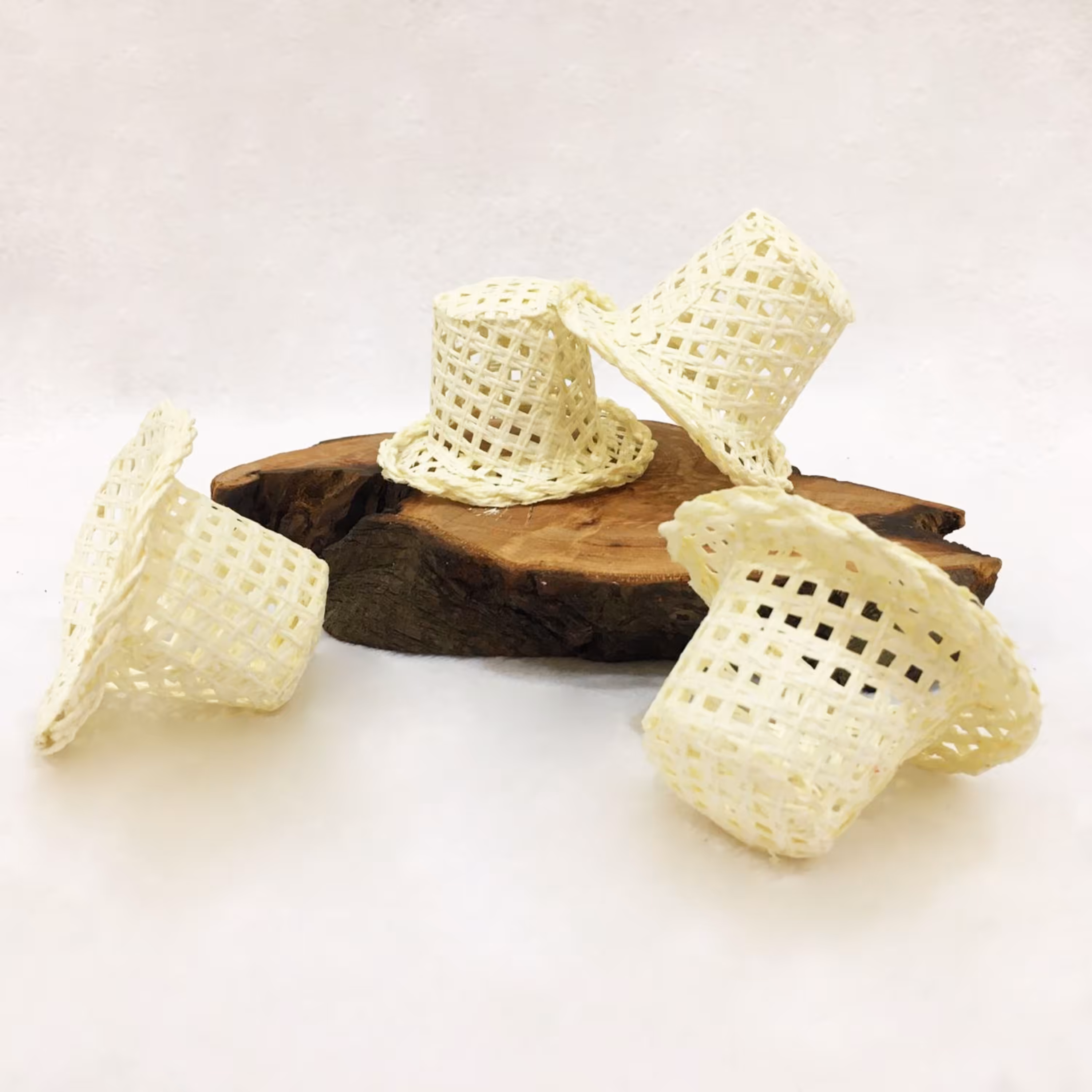 کلاه حصیری مینیاتوری ابعاد 8 در 4 سانتی متر رنگ سفید بسته 4 عددی