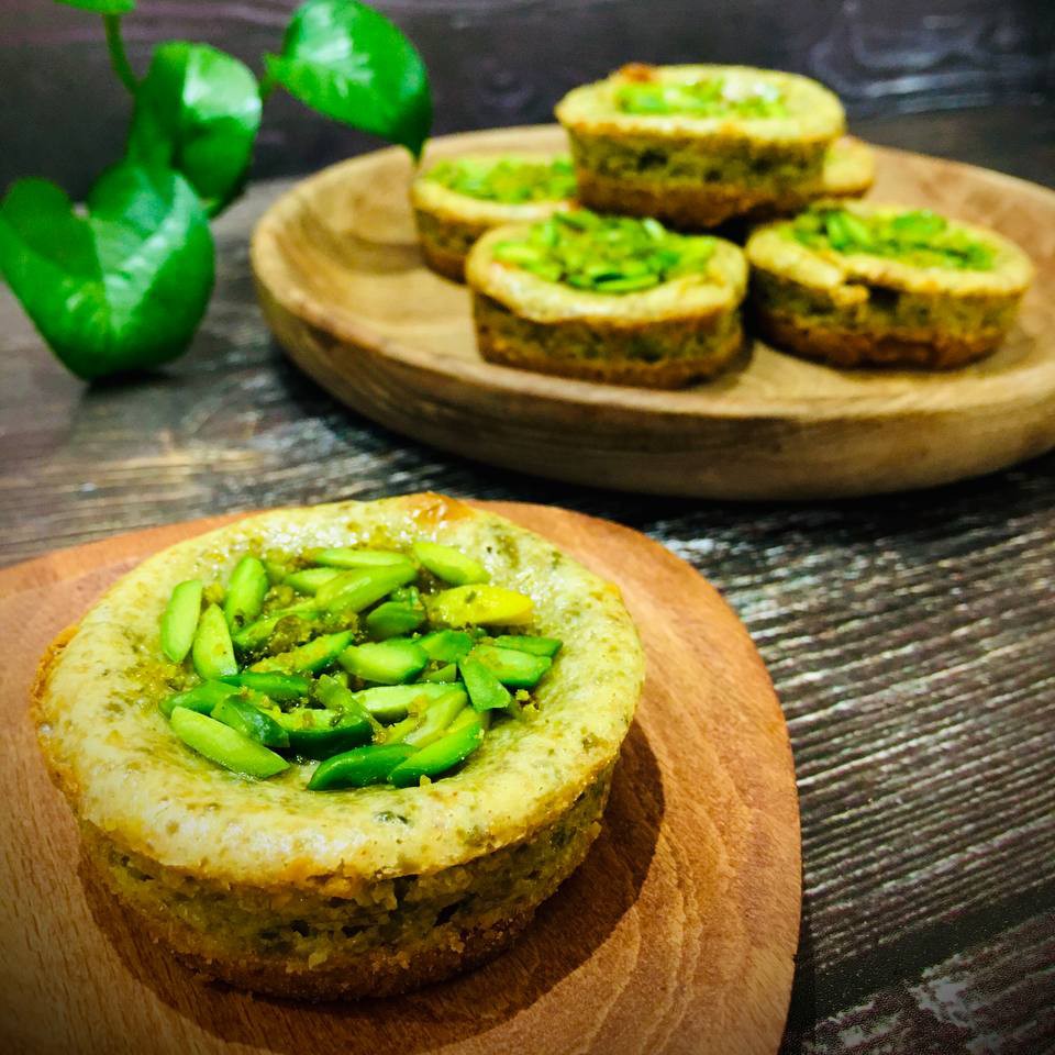 شیرینی پسته ای  خانگی مخصوص عید جعبه ی 25 عددی