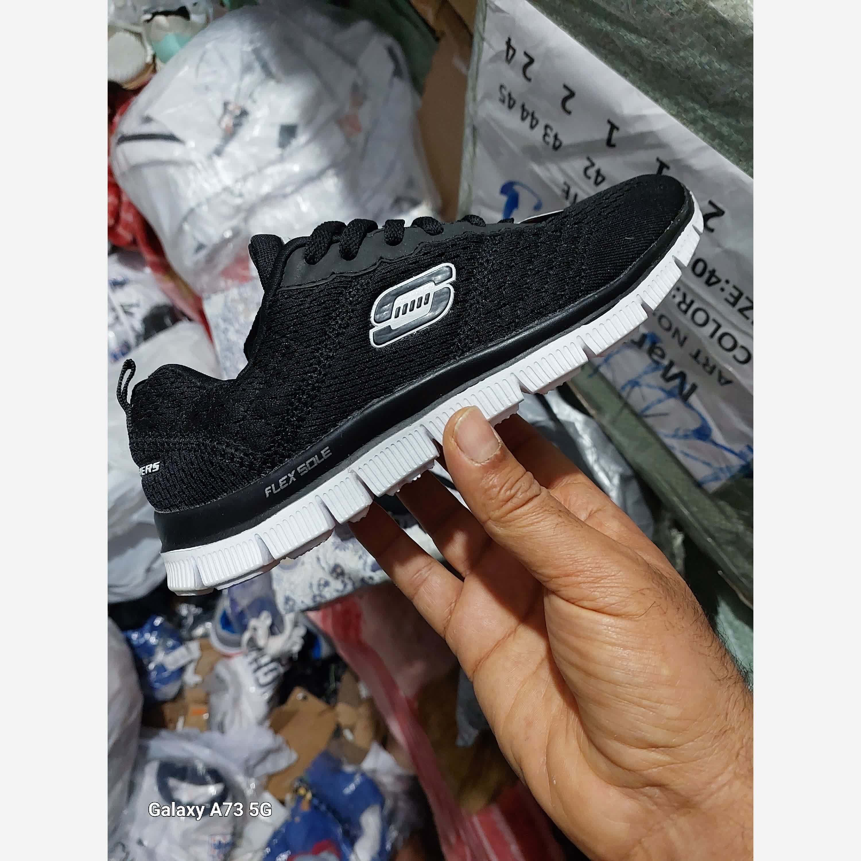 کتونی و کفش پیاده روی  اسکیچرز ویتنامی مشکی skechers