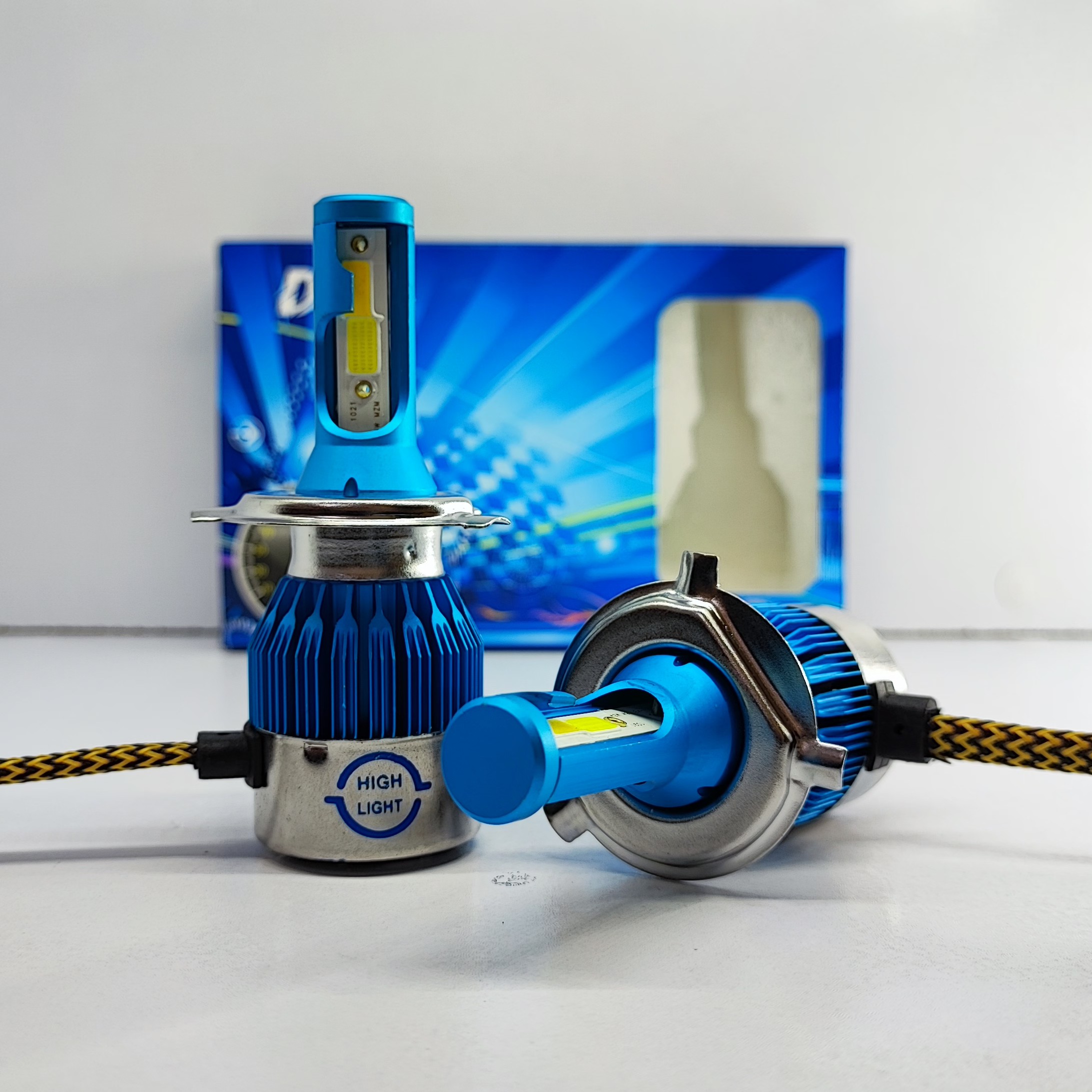 هدلایت دو رنگ زرد پایه H4مدل D3پلاس نور پایین زردلیمویی نوربالا سفید یخی  برند هایلایت بسته دو عددی