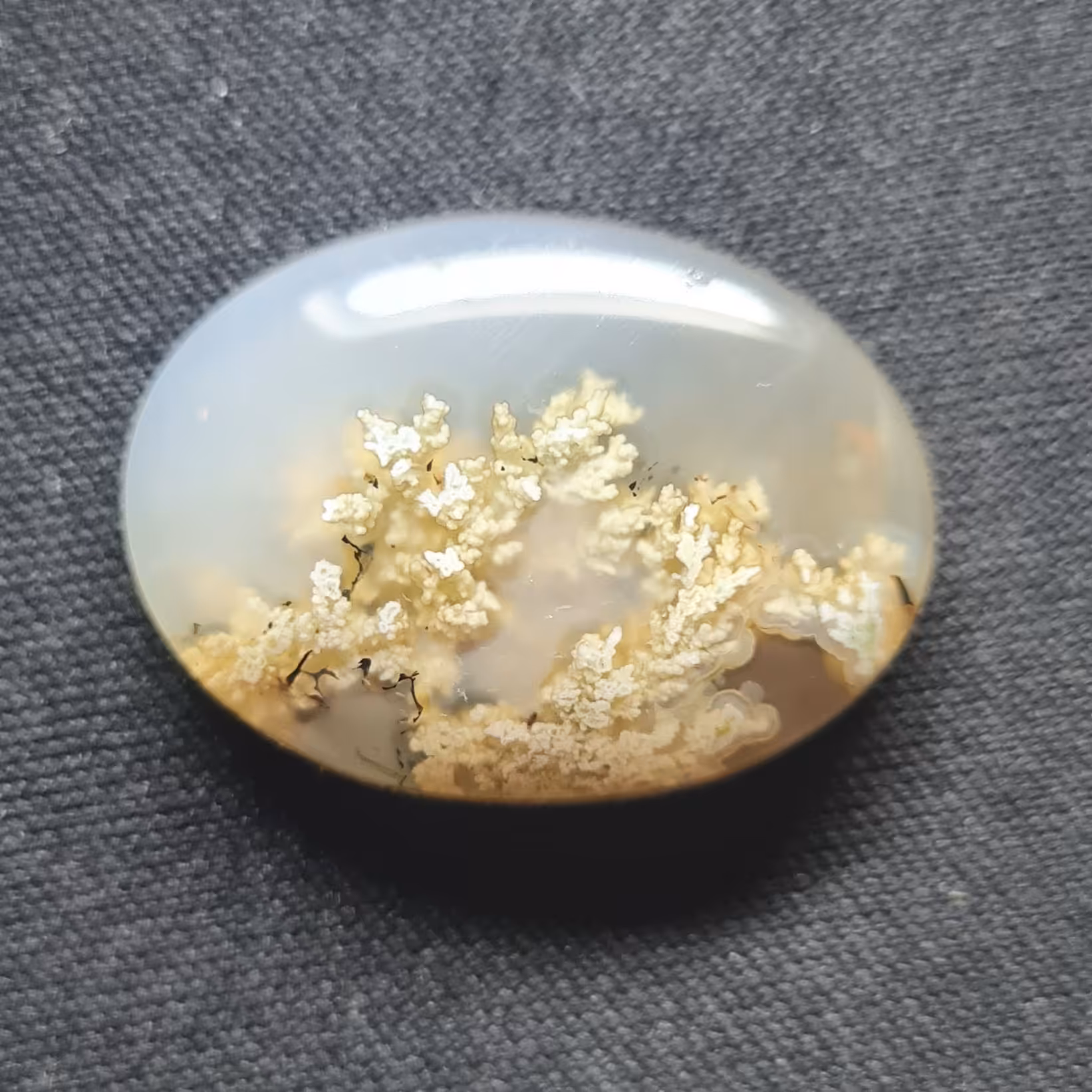 نگین عقیق شجر برفی. مشخصات. طول   2.6 سانتی متر. عرض 1.9 سانتی متر. ارتفاع 0.5 سانتی متر. 
