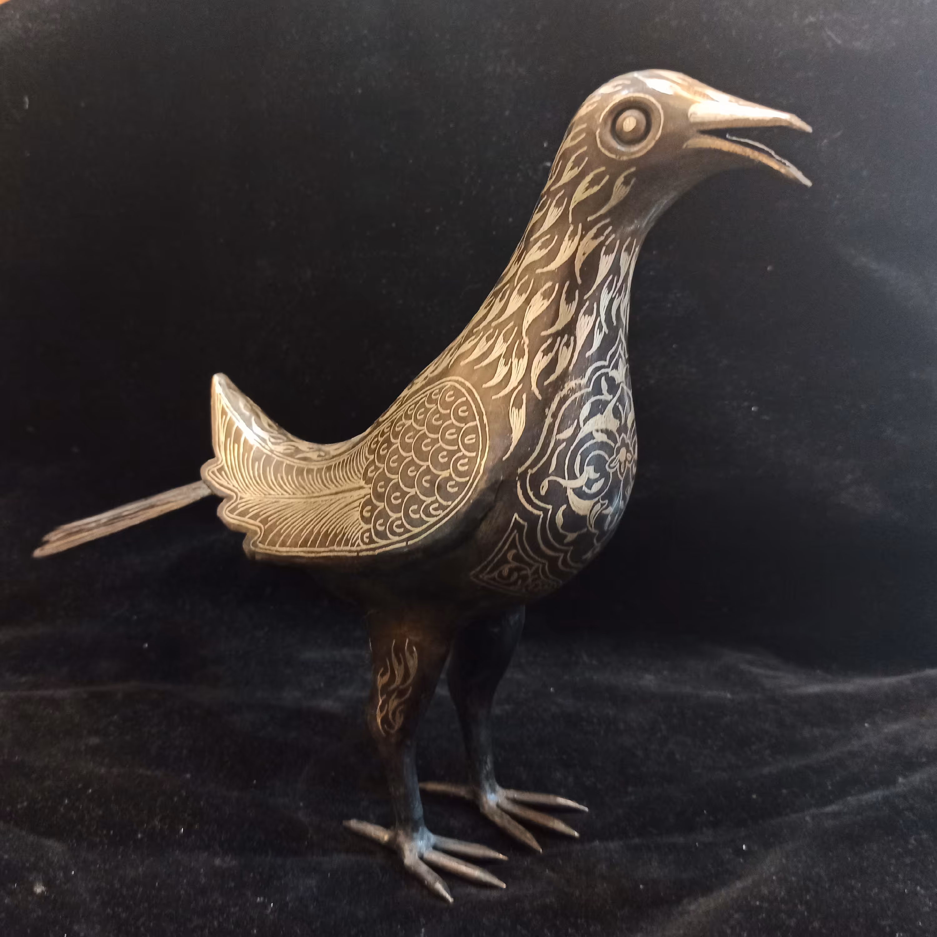 مجسمه کبوتر فولادی نقره‌کوب اثر هنرمندان اصفهان 