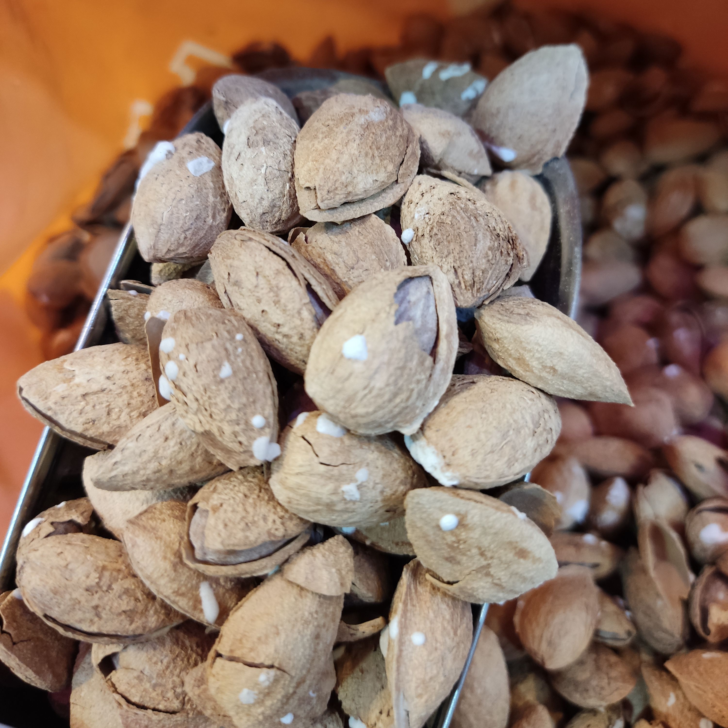 بادام پوست کاغذی منقا