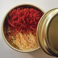 زعفران دخترپیچ اعلا 1 مثقالی به همراه هدیه