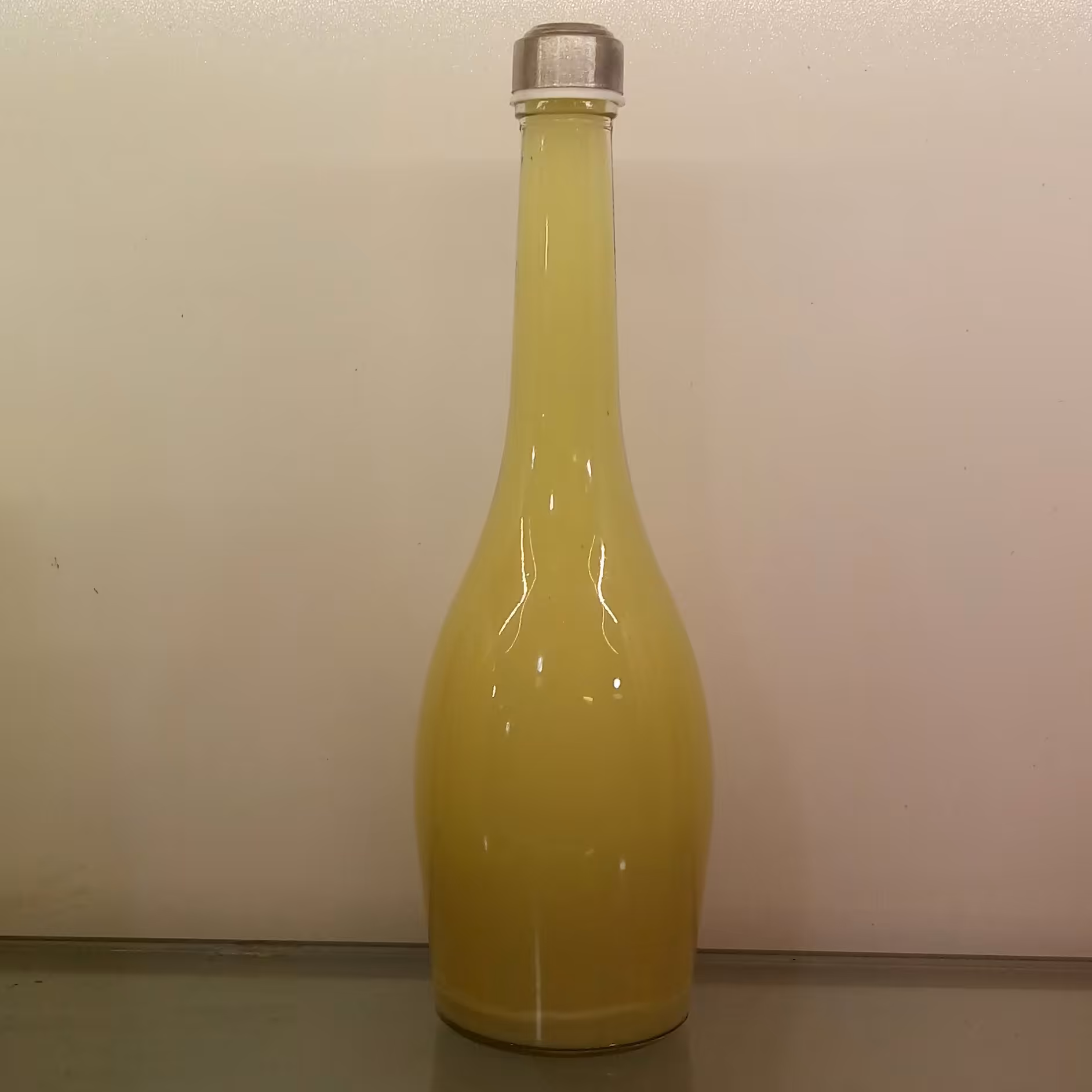 آبلیموی طبیعی در ظرف شیشه ای. خالص از بهترین لیمو. مرجوعی در صورت عدم رضایت پذیرفته میشود