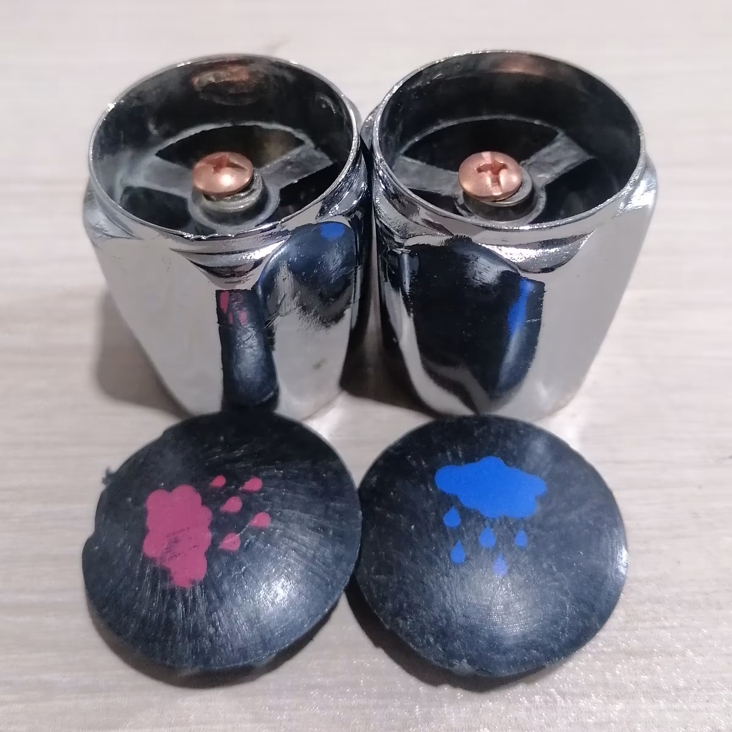 سر شیر سربی سنگین  (پوسته شیر )  دارای  پیچ برنجی 