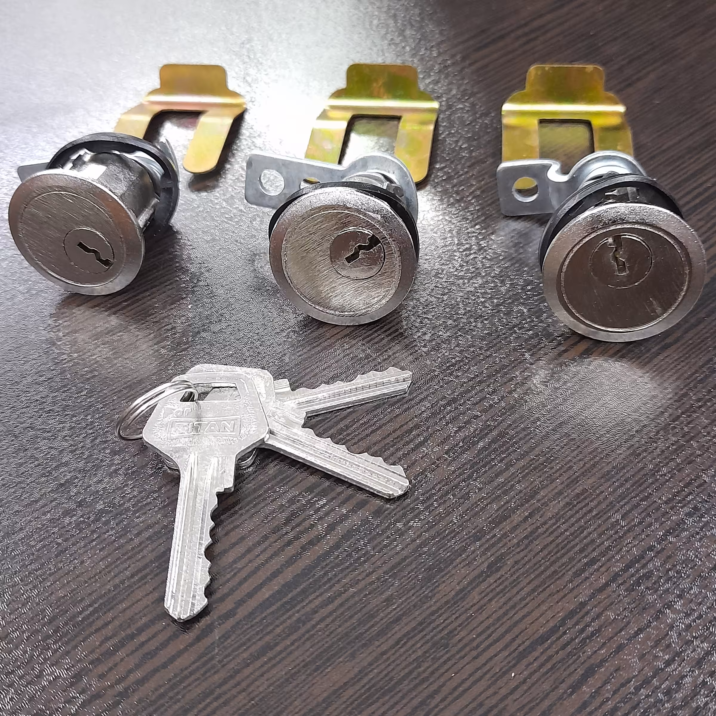 ست کامل قفل سوئیچی ضدسرقت دربهای پراید درجه1 با ضمانت