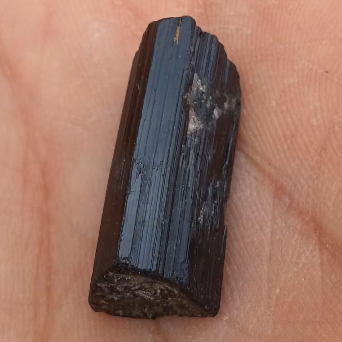 سنگ راف تورمالین شرول وارداتی ارزشمند شاهکار خلقت 100درصد طبیعی مناسب جهت کلکسیون و ساخت نگین کد 9526