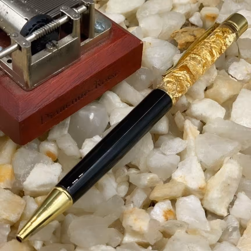 خودکار روکشطلای شناسنامه دار با بدنه مشکی رنگ