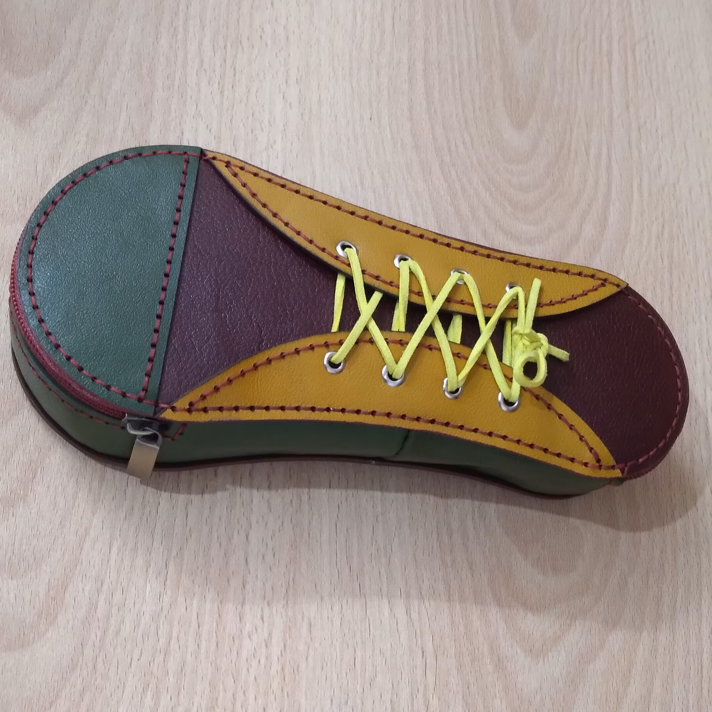 جامدادی تمام چرم طبیعی دستدوز  طرح کتونی 