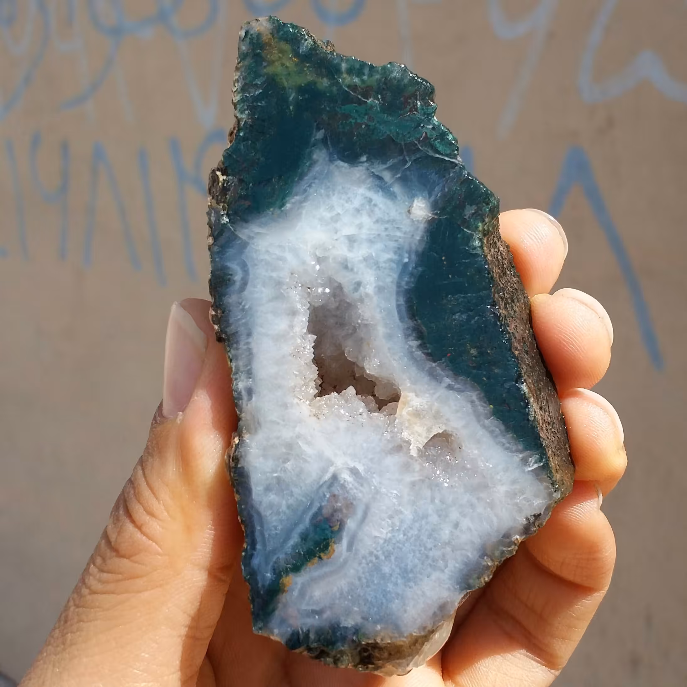 اسلایس سنگ راف عقیق منظره سبز  بهمراه ژئود پر بلور 100 در 100 طبیعی شاهکار خلقت
با قابلیت ساخت چند نگین محشر
کد10520