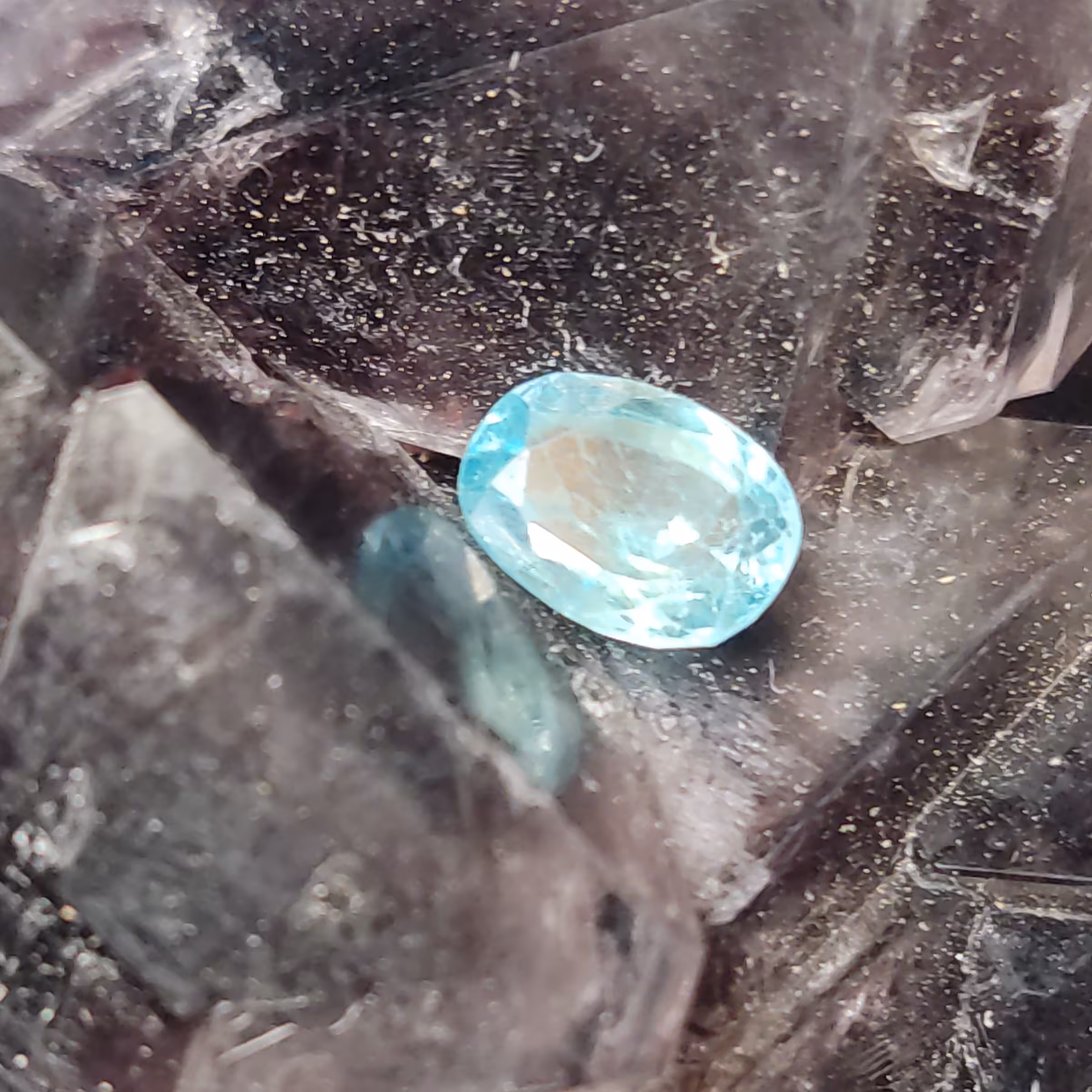 زرقون برمه کاملا طبیعی بدون هیت به قیمت عمده قدیمی ترین سنگ جواهر دنیاهمراه با هدیه ویژه