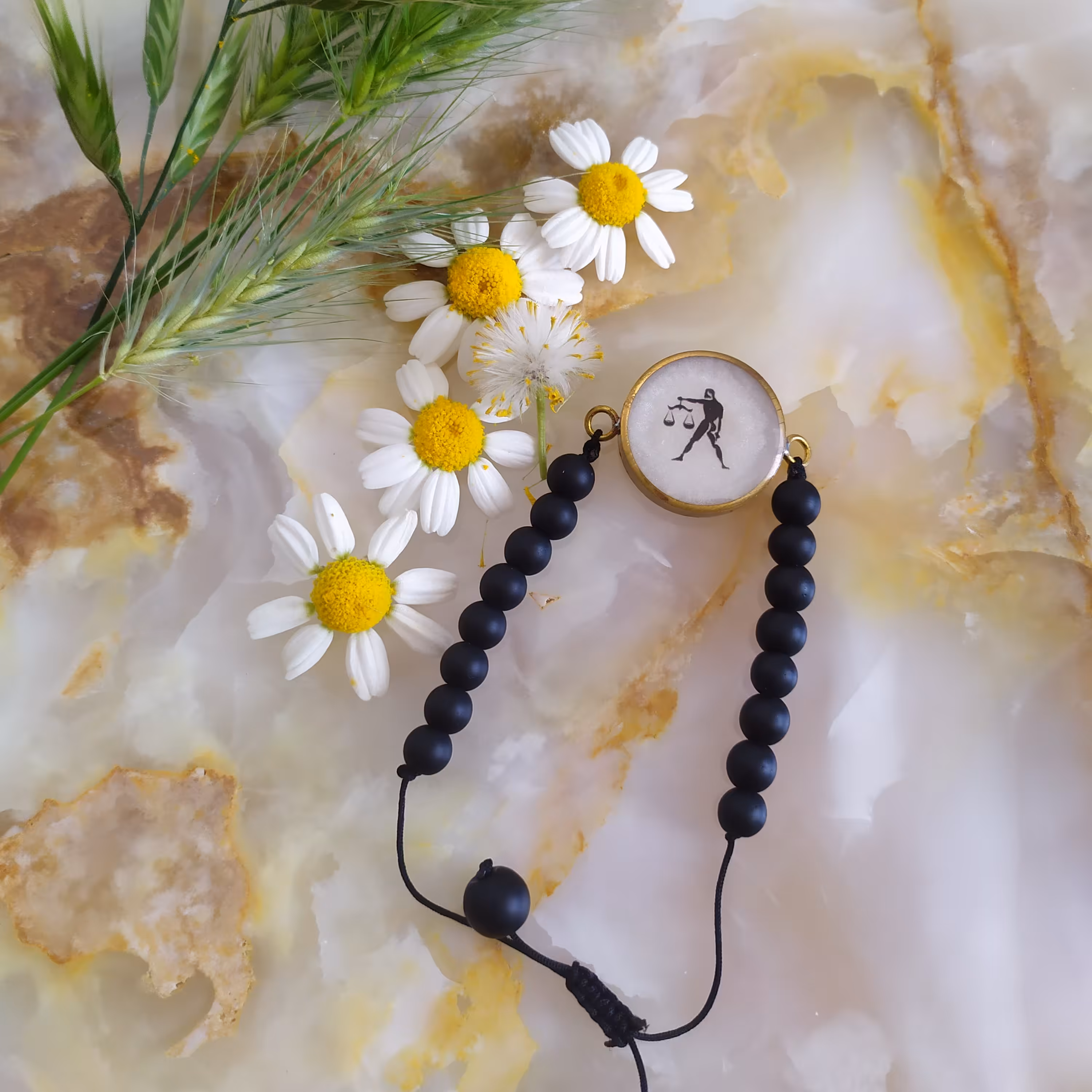 دستبند رزینی نماد ماه تولد مهر