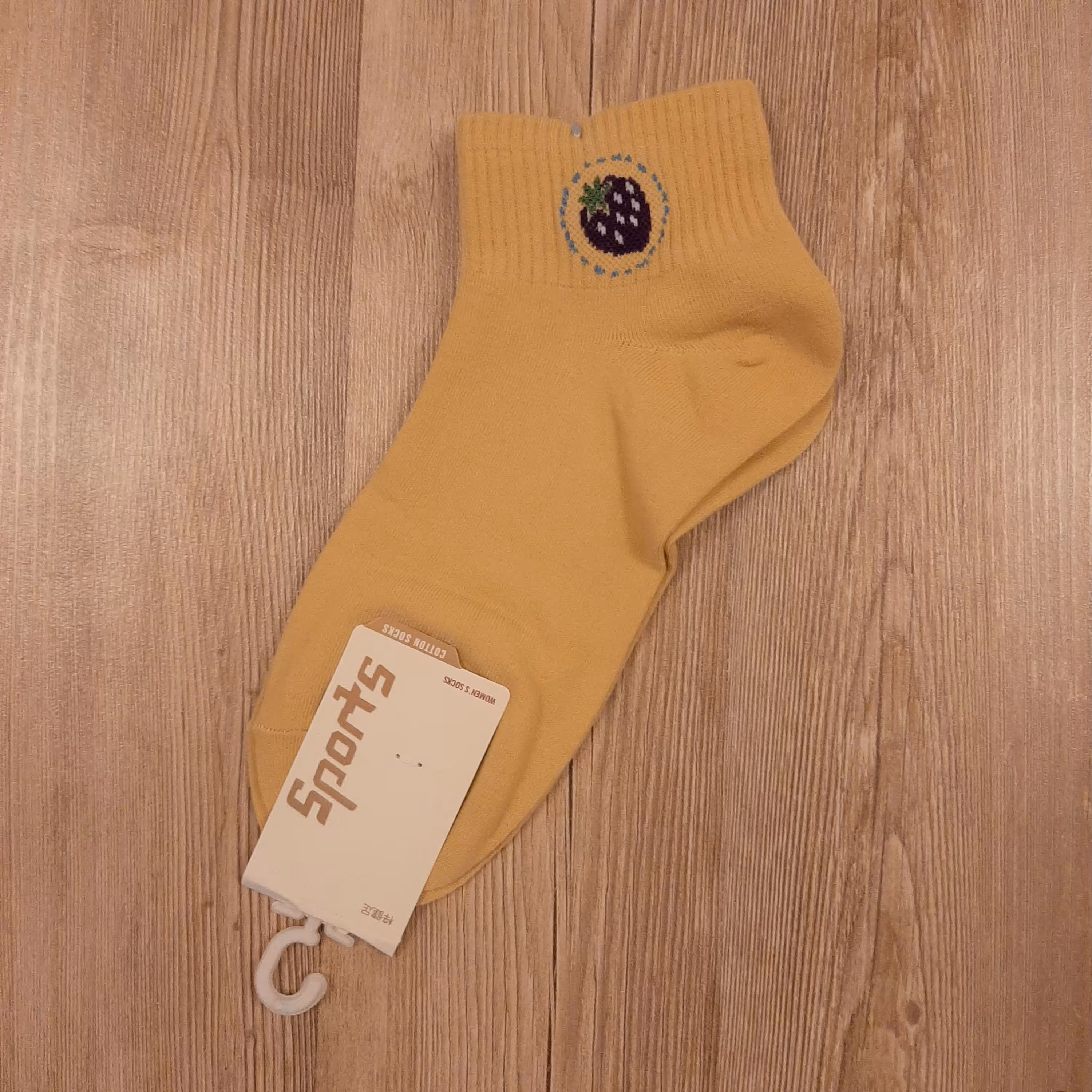 جوراب اسپرت نخی طرح توت فرنگی - رنگ خردلی