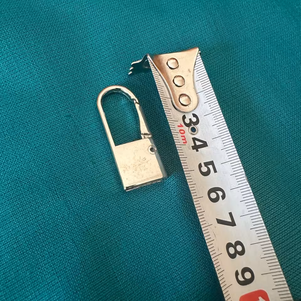 بسته 50 عددی جاسوئیچی چرم خور به همراه پیچ و حلقه رنگ نقره ای طول 5 سانتی متر 