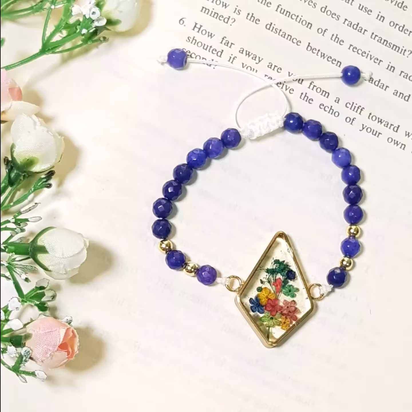 دستبند گلدار طبیعی رزینی و بند سنگ جید آبی کاربنی