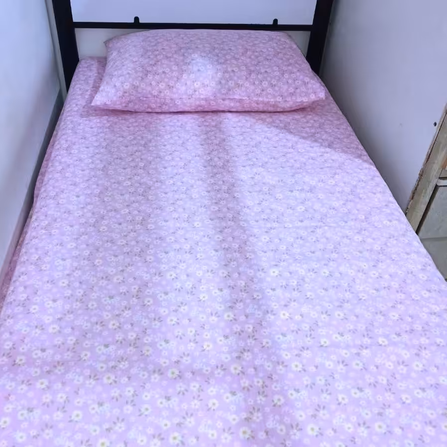 روتختی نخ درجه یک ضدحساسیت بسیار زیبا ولطیف وباکیفیت بسیار زیباتر از عکس است طرح بابونه صورتی ویاسی این کار موجود 