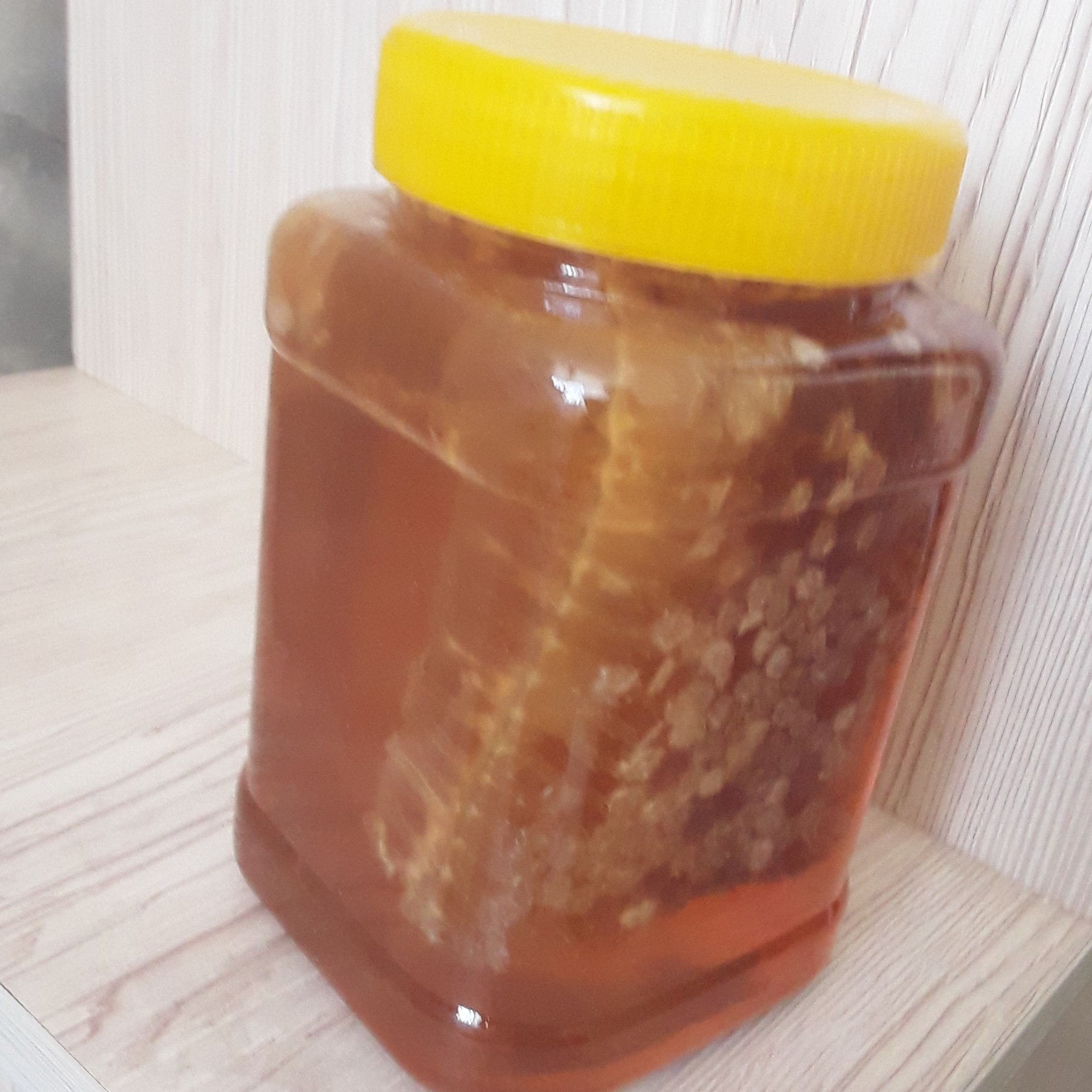 عسل گون طبیعی اعلا بهاره با موم یک کیلویی گرما ندیده