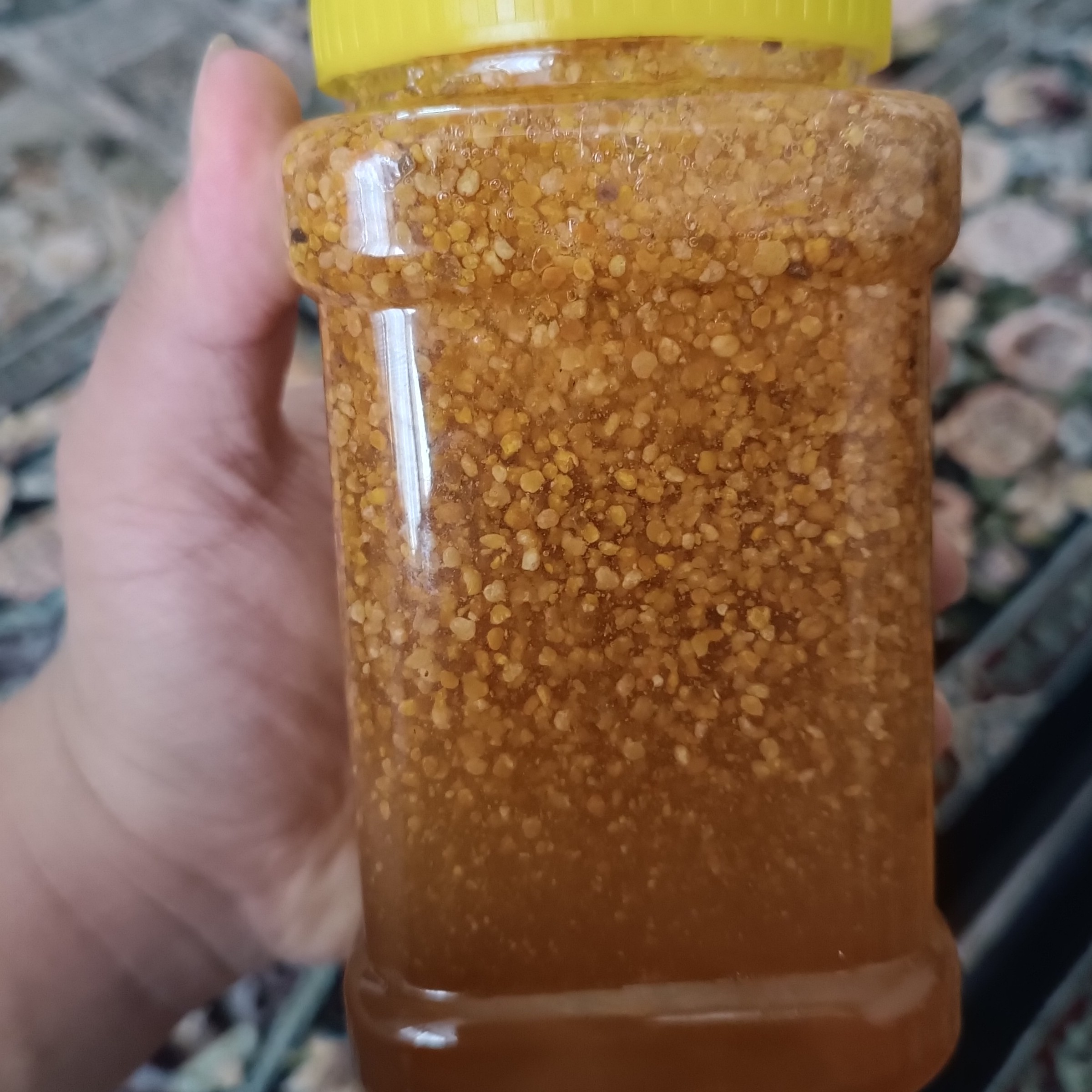 عسل به همراه گرده گل