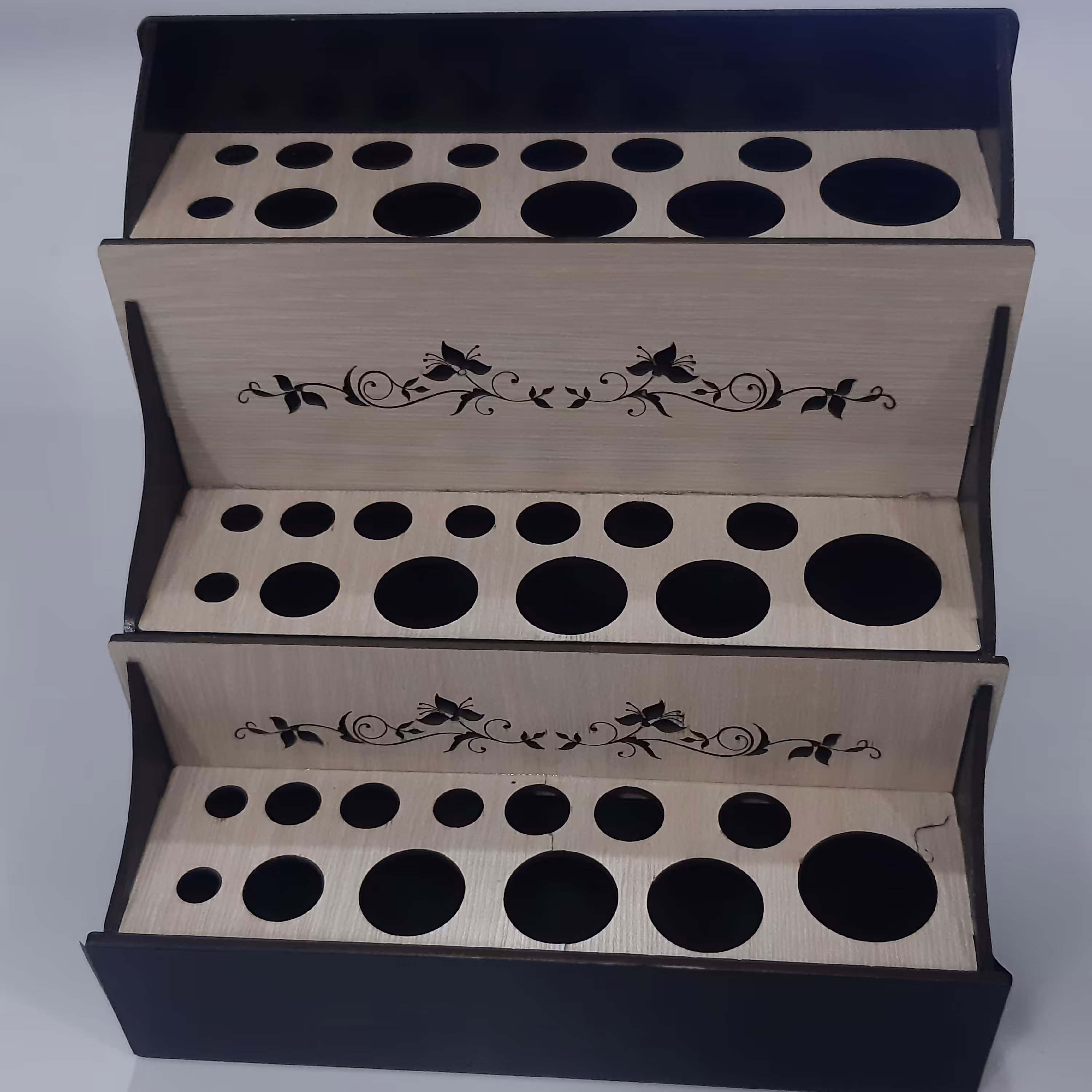 جعبه لوازم آرایشی بهداشتی زیبا و طبقاتی با طراحی خلاقانه و نقش و نگار چشم نواز