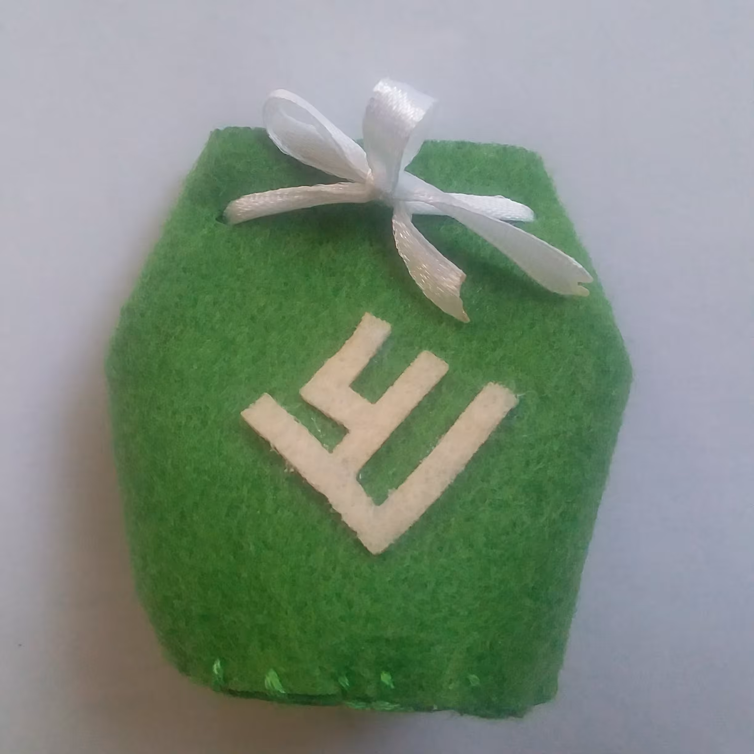 گیفت نمدی سبز مات، طرح علی مدل 001، همراه با ربان، ویژه عید غدیر