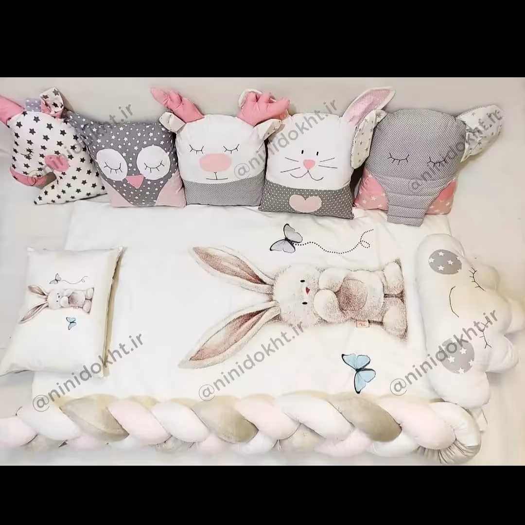 ست روتختی نوزاد شامل لحاف بالشت و کاور تشک کشدچزی شده و یک مترونیم گارد گیس و 5 عدد کوسن تخت 