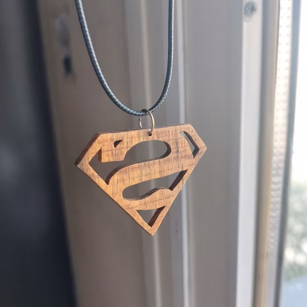 گردنبند چوبی طرح سوپرمن 
