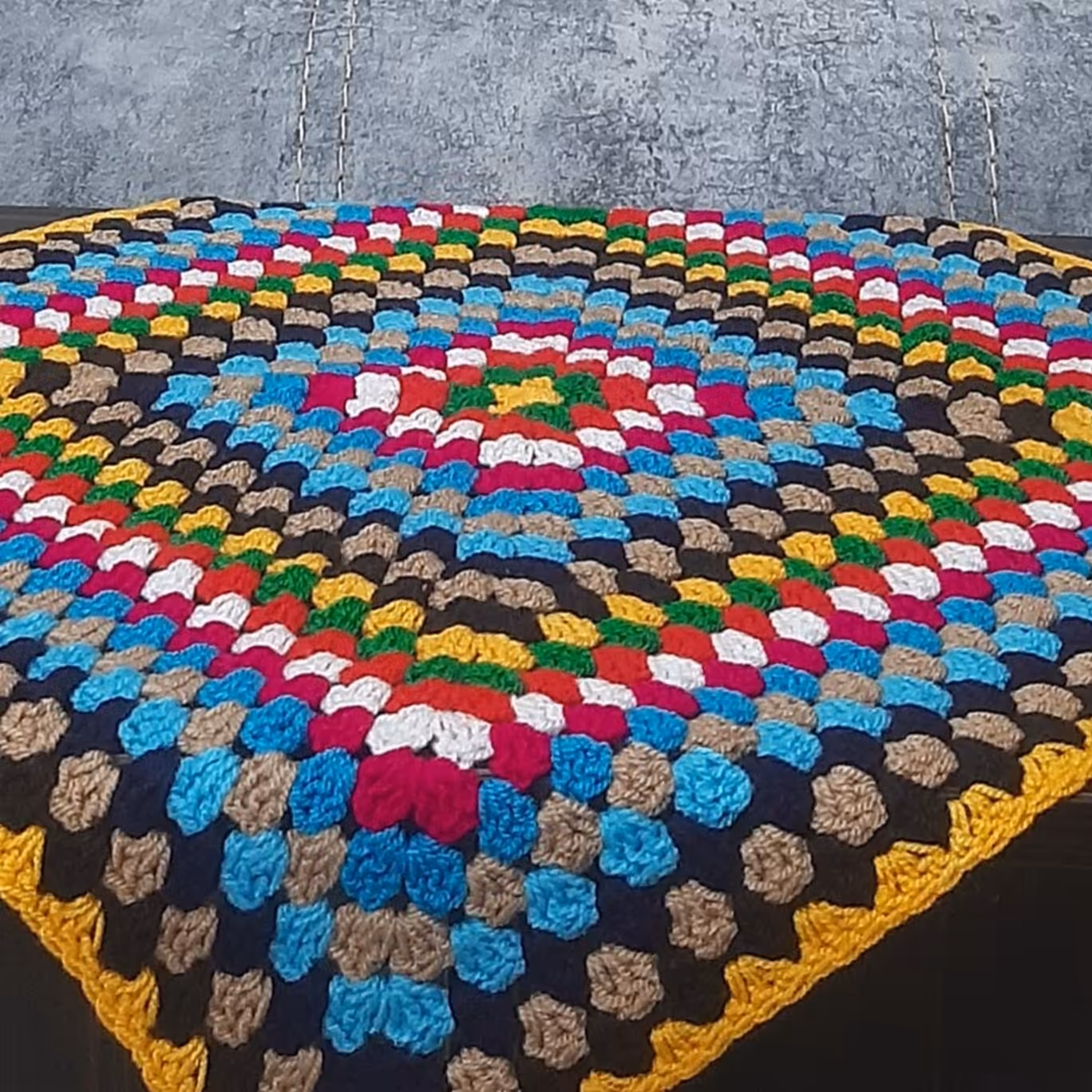 رومیزی قلاب بافی کار دست بسیار زیبا وچشم نوازقابل استفاده روی اپنمیز جلو مبل....