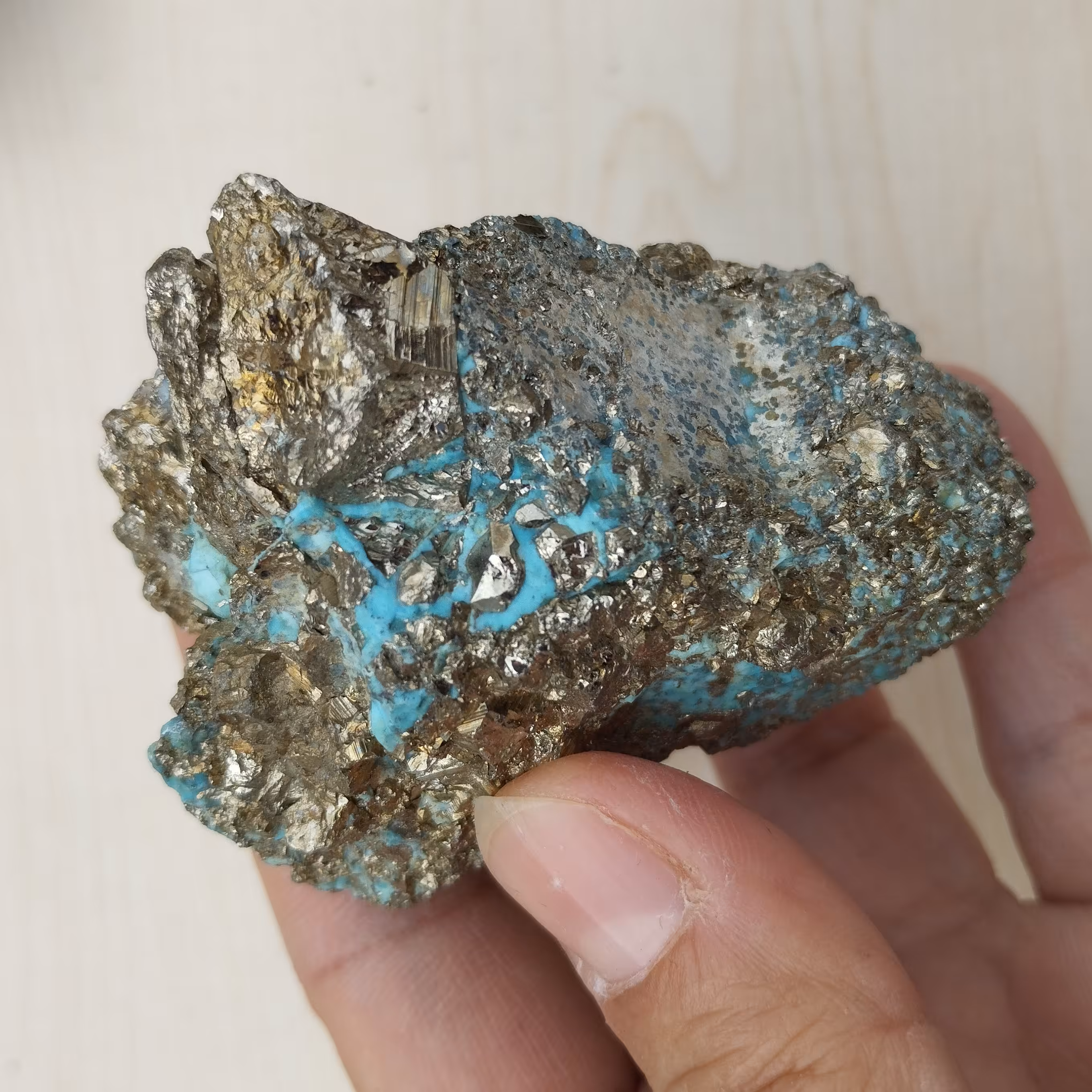 سنگ  فیروزه طلایی نایاب معدنی و اصل. ترکیبی از سنگ فیروزه و سنگ پیریت طلایی کاملا طبیعی و اصل