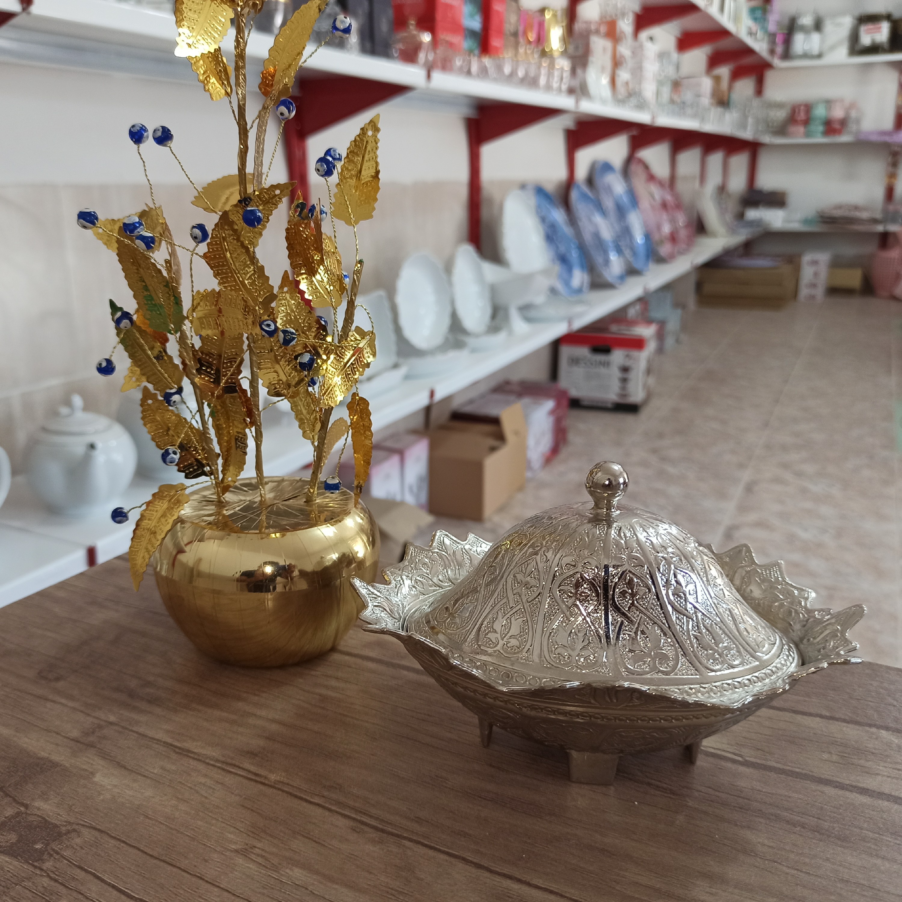 قندان و آجیل خوری فلزی طرح برنزی،بسیارشیک و با کیفیت،(برند ترکیه ای،حک شده داخل درب)رنگ ثابت و کاملا اورجینال،نقره ای