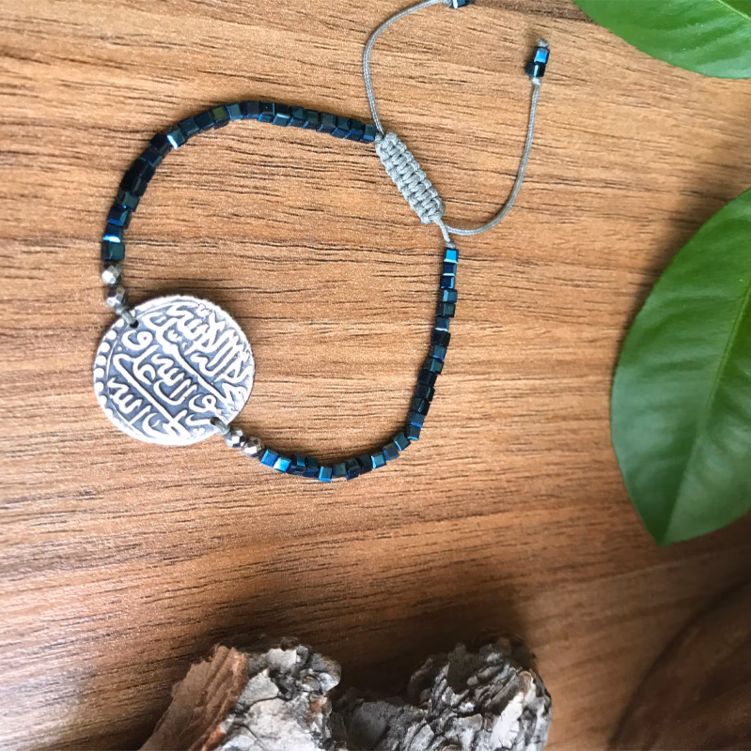 دستبند نقره مدل انوشه  تلفیقی از سنگ های هماتیت کریستال و پلاک نقره لا اله الا الله محمد رسول الله علی ولی الله