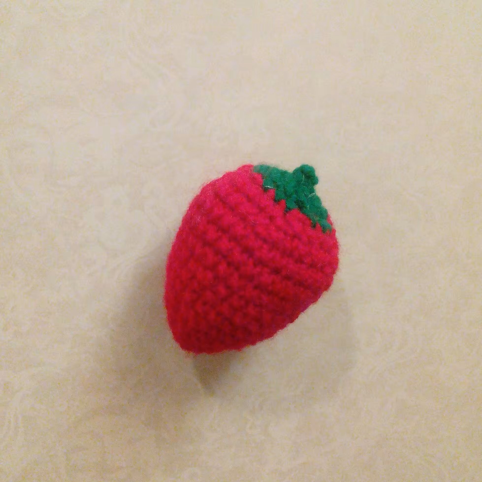 مگنت توت فرنگی بافتنی