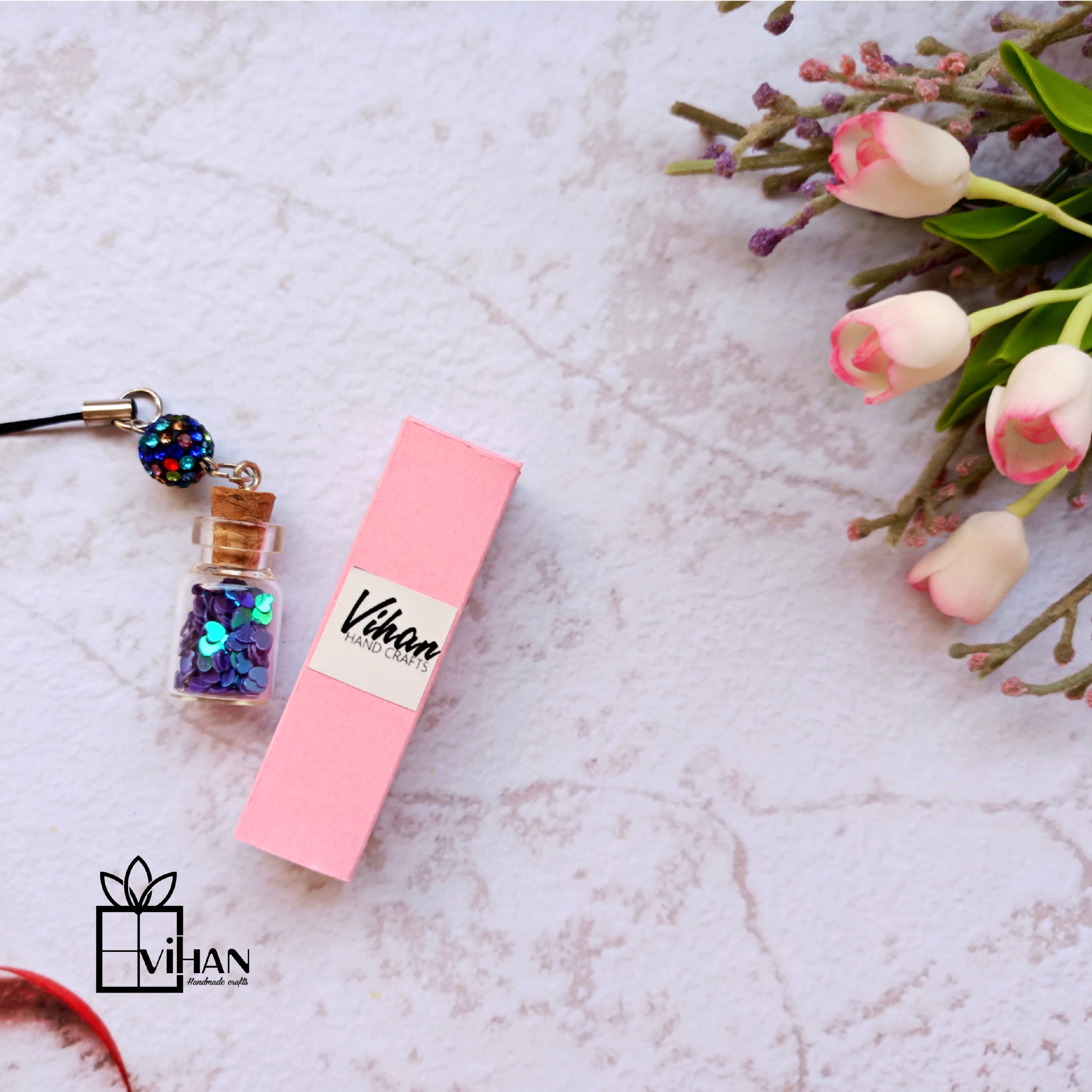 آویز شیشه ای تزیینی 3 سانتیمتری حاوی پولکهای قلبی